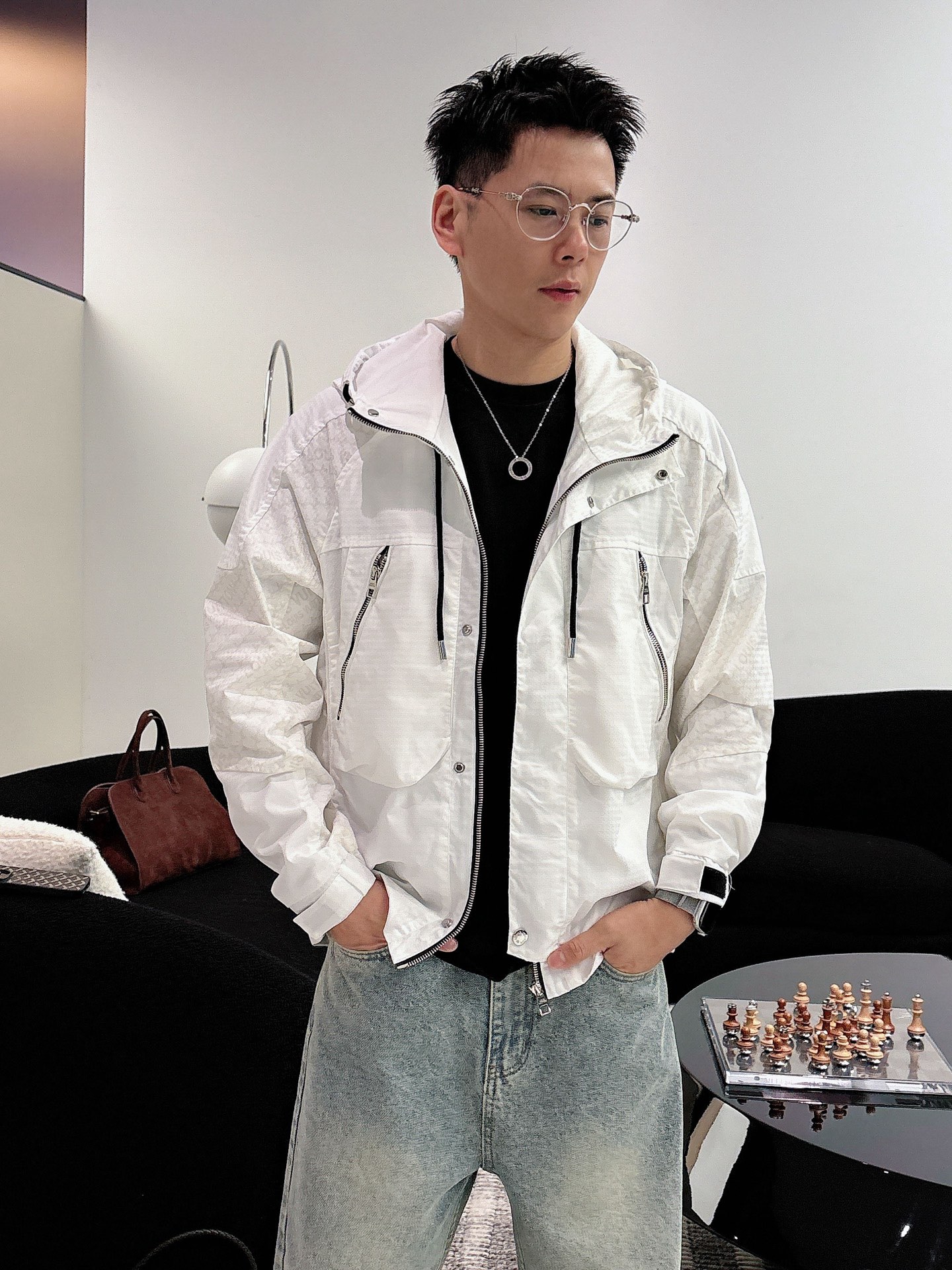 NO:595993,LV 2025 new autumn jacket, the new product on the show is in perfect condition, comfortable and warm, complete with three labels, full and attractive colors, very outstanding design, easily upgrades the fashion sense, extremely sophisticated and rigorous workmanship, neat and meticulous wiring!  A masterpiece from a famous designer!  The upper body does not look bloated and is super handsome!  Available sizes M ~ XXXL,,louis vuitton,jackets & coats,jackets & coats,alexander wang19860909LV 2025秋季新款夹克外套,秀场新品品相非常完美,舒适保暖,三标齐全色泽饱满诱人,非常出彩的设计,轻松将时髦感进阶,做工极为考究严谨,走线工整细致！大牌设计师巨作！上身不显臃肿、超级帅气！现货码数M ～ XXXL,,louis vuitton,jackets & coats,jackets & coats,alexander wang,Men's clothing