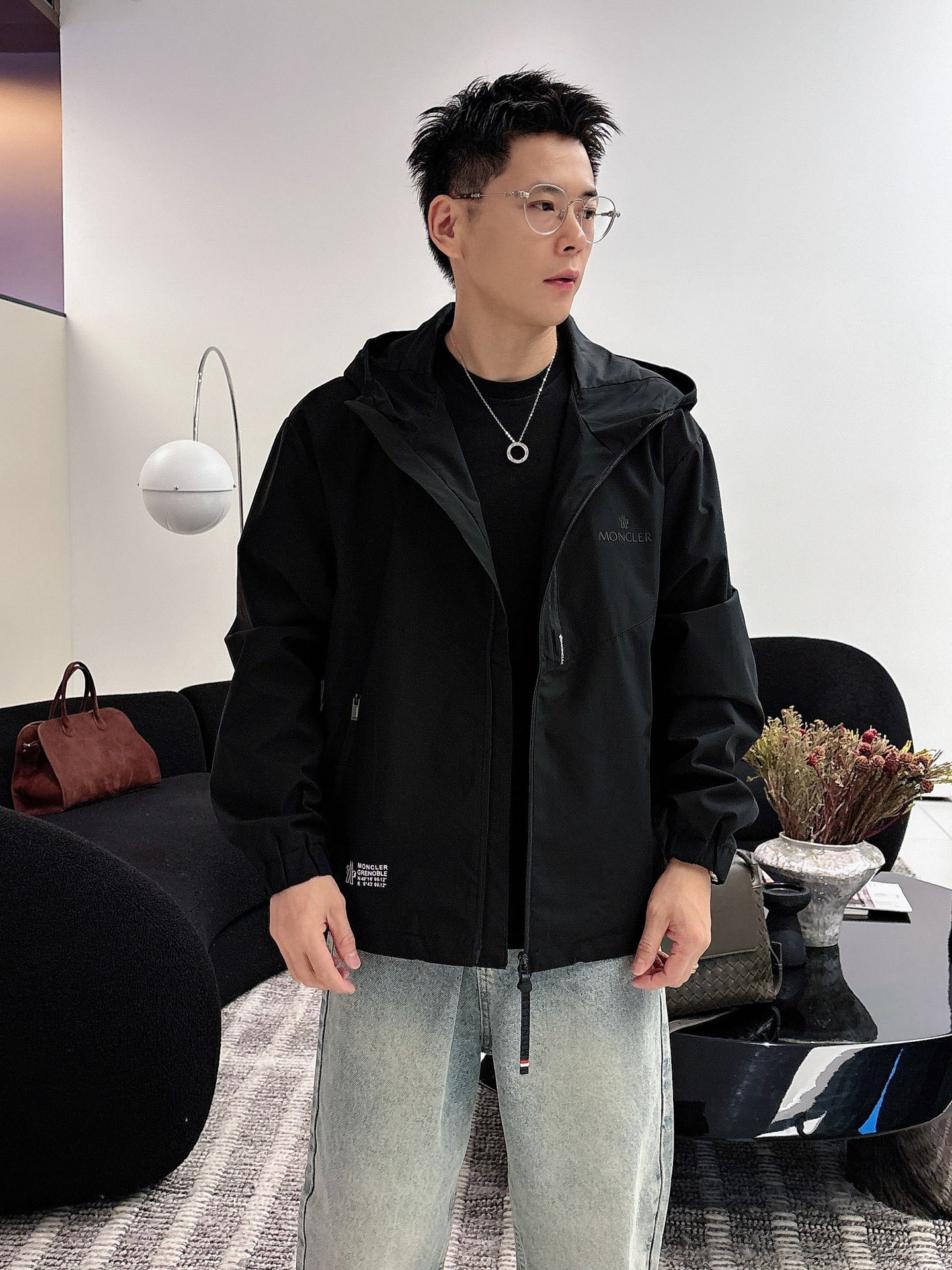 NO:595995,Mengkou 2025 new autumn jacket, the new product on the show is in perfect condition, comfortable and warm, complete with three labels, full and attractive color, very outstanding design, easily upgrades the fashion sense, extremely elegant and rigorous workmanship, neat and meticulous wiring!  A masterpiece from a famous designer!  The upper body does not look bloated and is super handsome!  Available sizes M ~ XXXL,,Moncler,jackets & coats,jackets & coats,alexander wang19860909蒙口 2025秋季新款夹克外套,秀场新品品相非常完美,舒适保暖,三标齐全色泽饱满诱人,非常出彩的设计,轻松将时髦感进阶,做工极为考究严谨,走线工整细致！大牌设计师巨作！上身不显臃肿、超级帅气！现货码数M ～ XXXL,,Moncler,jackets & coats,jackets & coats,alexander wang,Men's clothing