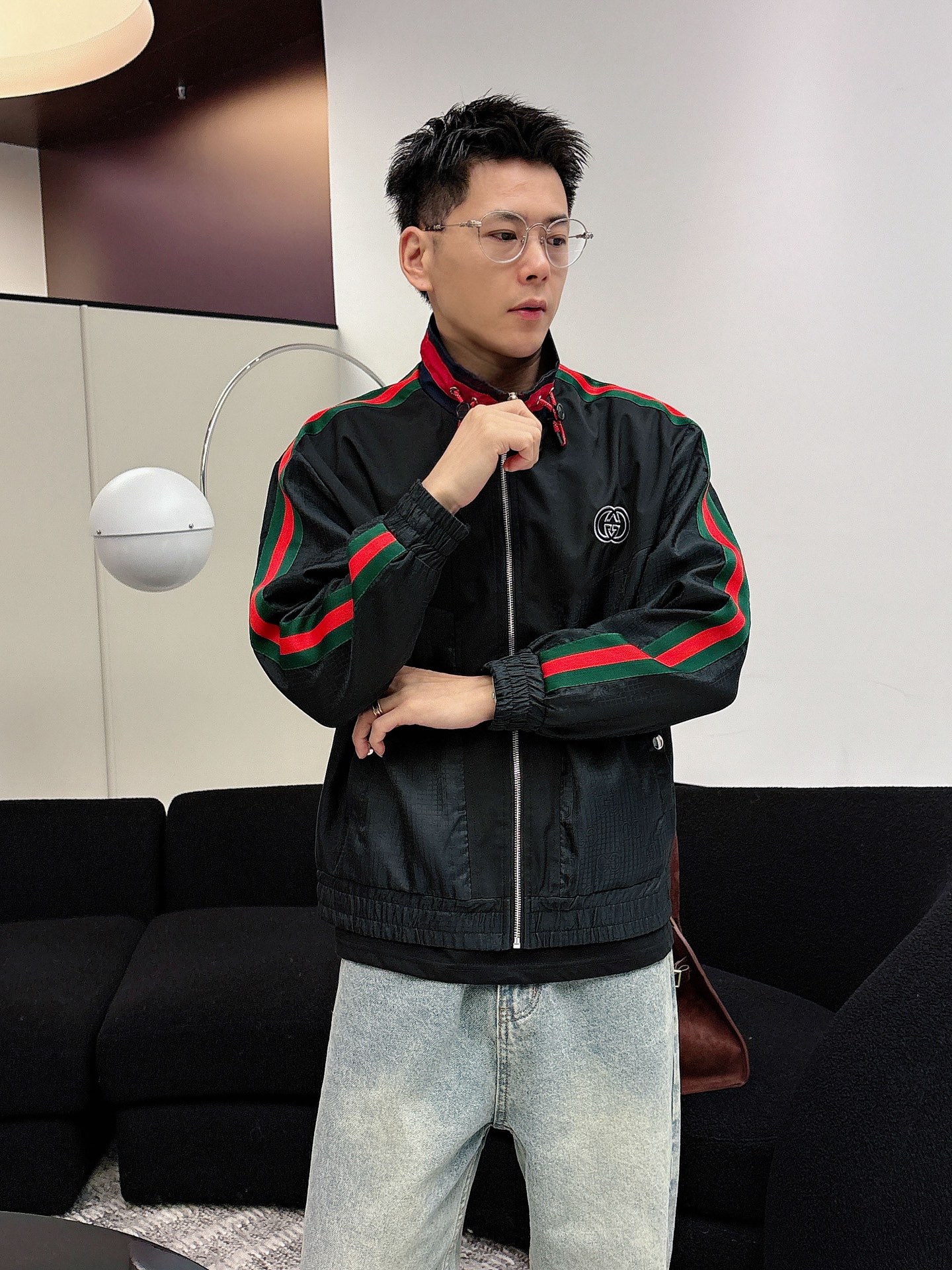 NO:595997,Gucci 2025 new autumn jacket, the new product on the show is in perfect condition, comfortable and warm, complete with three colors, full and attractive color, very outstanding design, easily upgrades the fashion sense, extremely elegant and rigorous workmanship, neat and meticulous wiring!  A masterpiece from a famous designer!  The upper body does not look bloated and is super handsome!  Available size M ~ XXXL,,jackets & coats,jackets & coats,alexander wang19860909古奇 2025秋季新款夹克外套,秀场新品品相非常完美,舒适保暖,三标齐全色泽饱满诱人,非常出彩的设计,轻松将时髦感进阶,做工极为考究严谨,走线工整细致！大牌设计师巨作！上身不显臃肿、超级帅气！现货码数M ～ XXXL,,jackets & coats,jackets & coats,alexander wang,Men's clothing