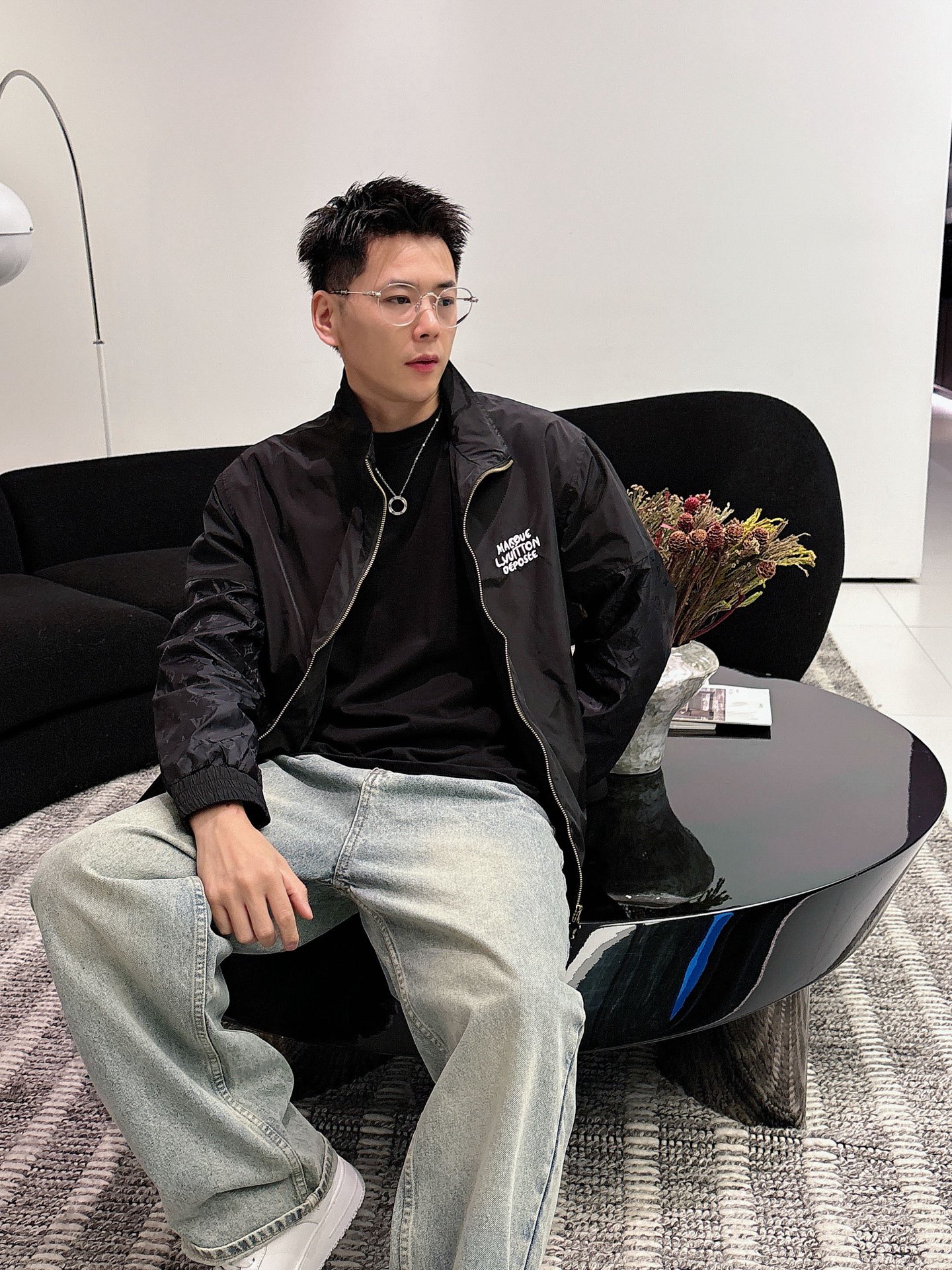 NO:595999,LV 2025 new autumn jacket, the new product on the show is in perfect condition, comfortable and warm, complete with three labels, full and attractive colors, very outstanding design, easily upgrades the fashion sense, extremely sophisticated and rigorous workmanship, neat and meticulous wiring!  A masterpiece from a famous designer!  The upper body does not look bloated and is super handsome!  Available sizes M ~ XXXL,,louis vuitton,jackets & coats,jackets & coats,alexander wang19860909LV 2025秋季新款夹克外套,秀场新品品相非常完美,舒适保暖,三标齐全色泽饱满诱人,非常出彩的设计,轻松将时髦感进阶,做工极为考究严谨,走线工整细致！大牌设计师巨作！上身不显臃肿、超级帅气！现货码数M ～ XXXL,,louis vuitton,jackets & coats,jackets & coats,alexander wang,Men's clothing