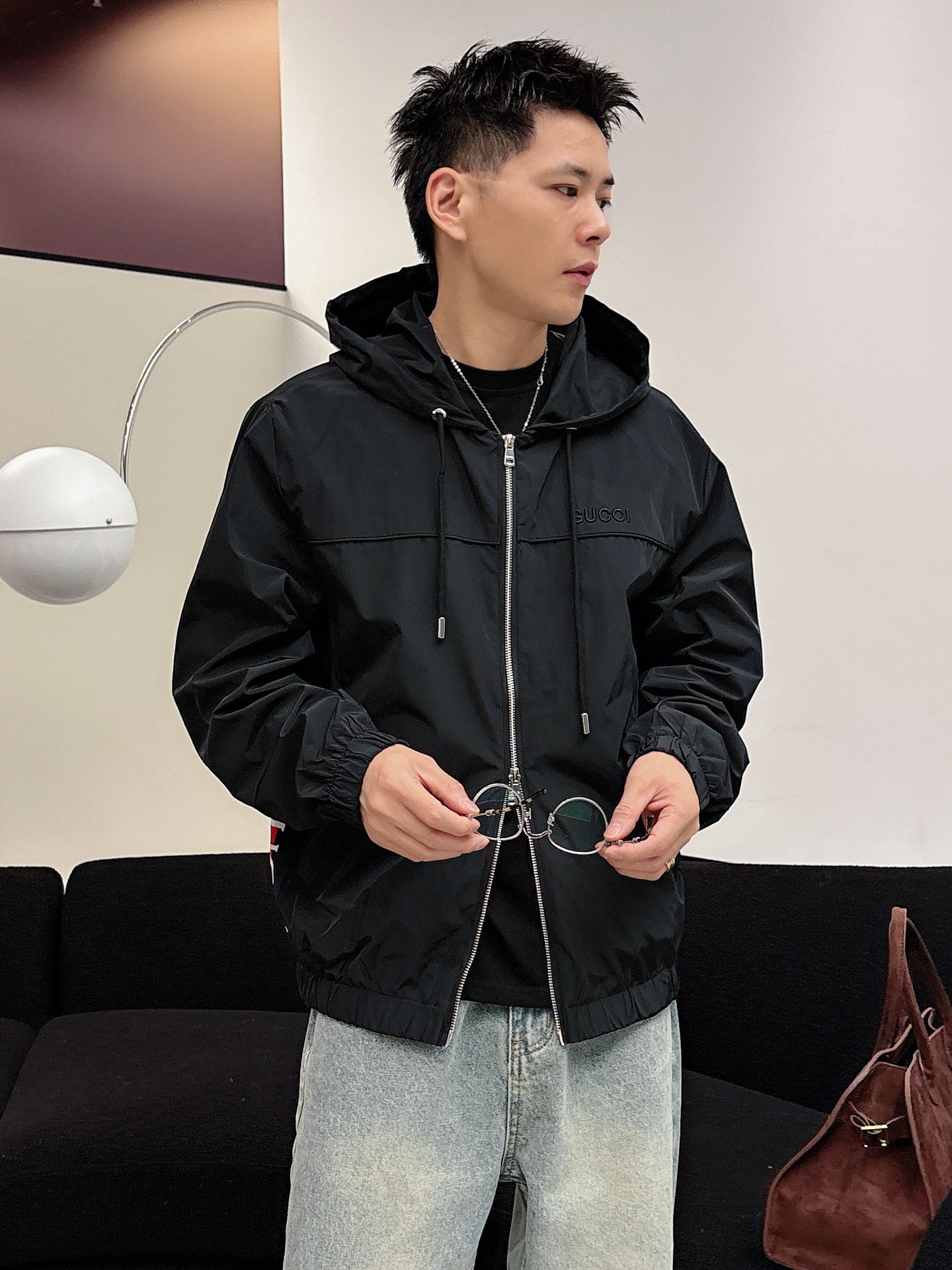 NO:596003,Gucci 2025 new autumn jacket, the new product on the show is in perfect condition, comfortable and warm, complete with three colors, full and attractive color, very outstanding design, easily upgrades the fashion sense, extremely elegant and rigorous workmanship, neat and meticulous wiring!  A masterpiece from a famous designer!  The upper body does not look bloated and is super handsome!  Available size M ~ XXXL,,jackets & coats,jackets & coats,alexander wang19860909古奇 2025秋季新款夹克外套,秀场新品品相非常完美,舒适保暖,三标齐全色泽饱满诱人,非常出彩的设计,轻松将时髦感进阶,做工极为考究严谨,走线工整细致！大牌设计师巨作！上身不显臃肿、超级帅气！现货码数M ～ XXXL,,jackets & coats,jackets & coats,alexander wang,Men's clothing