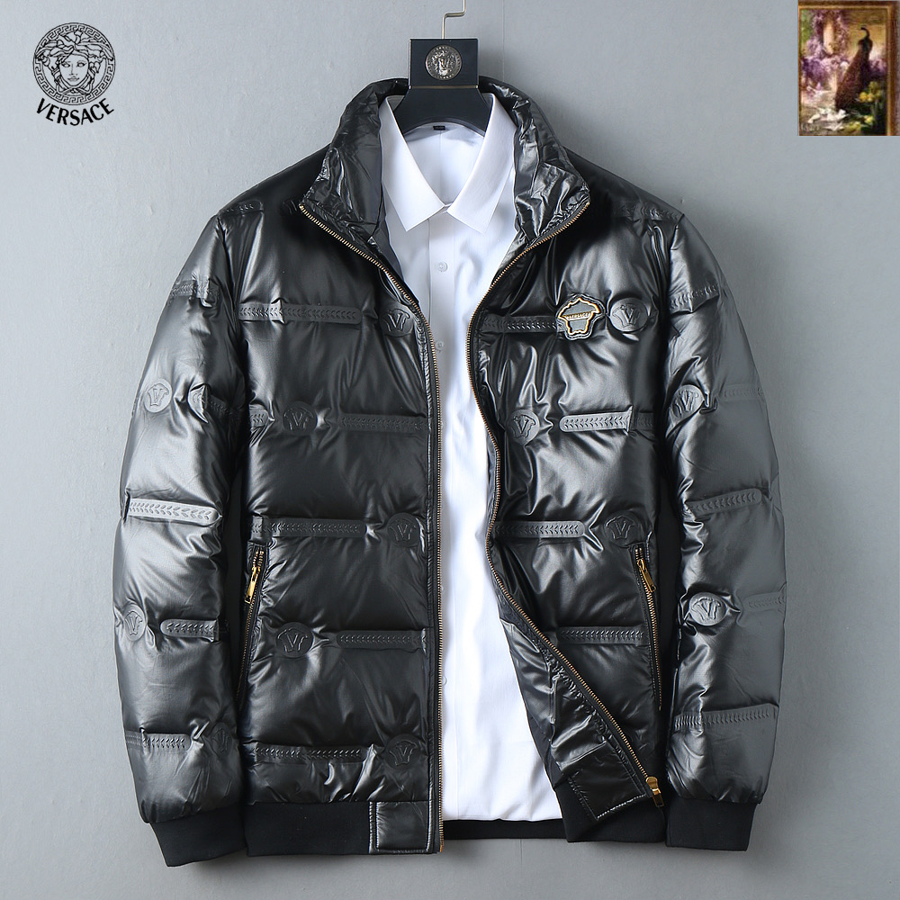 NO:599853,Versace's 2025 autumn and winter counter new casual fashionable down jacket. Super avant-garde design style. Delicate and comfortable. Very light and not easy to wrinkle. Multiple craftsmanship. The overall design is quite visual. The upper body is casual and stylish, with a certain degree of stiffness. It is definitely recommended for the temperament that is at the forefront of fashion. It is a must-have for urban leisure. Size M-XXXL, versace, jackets & coats, down jacket, alexander wang19860909范思哲 2025秋冬专柜新款休闲时尚羽绒外套 超前卫设计风格 细腻舒适 穿着非常轻便不易起皱.多重重工艺 整体的设计颇具视觉感,上身休闲有型,有一定的挺括度,绝对走在时尚最尖端的气质感推荐,都市休闲必备.尺码 M-XXXL,,versace,jackets & coats,down jacket,alexander wang,Men's clothing