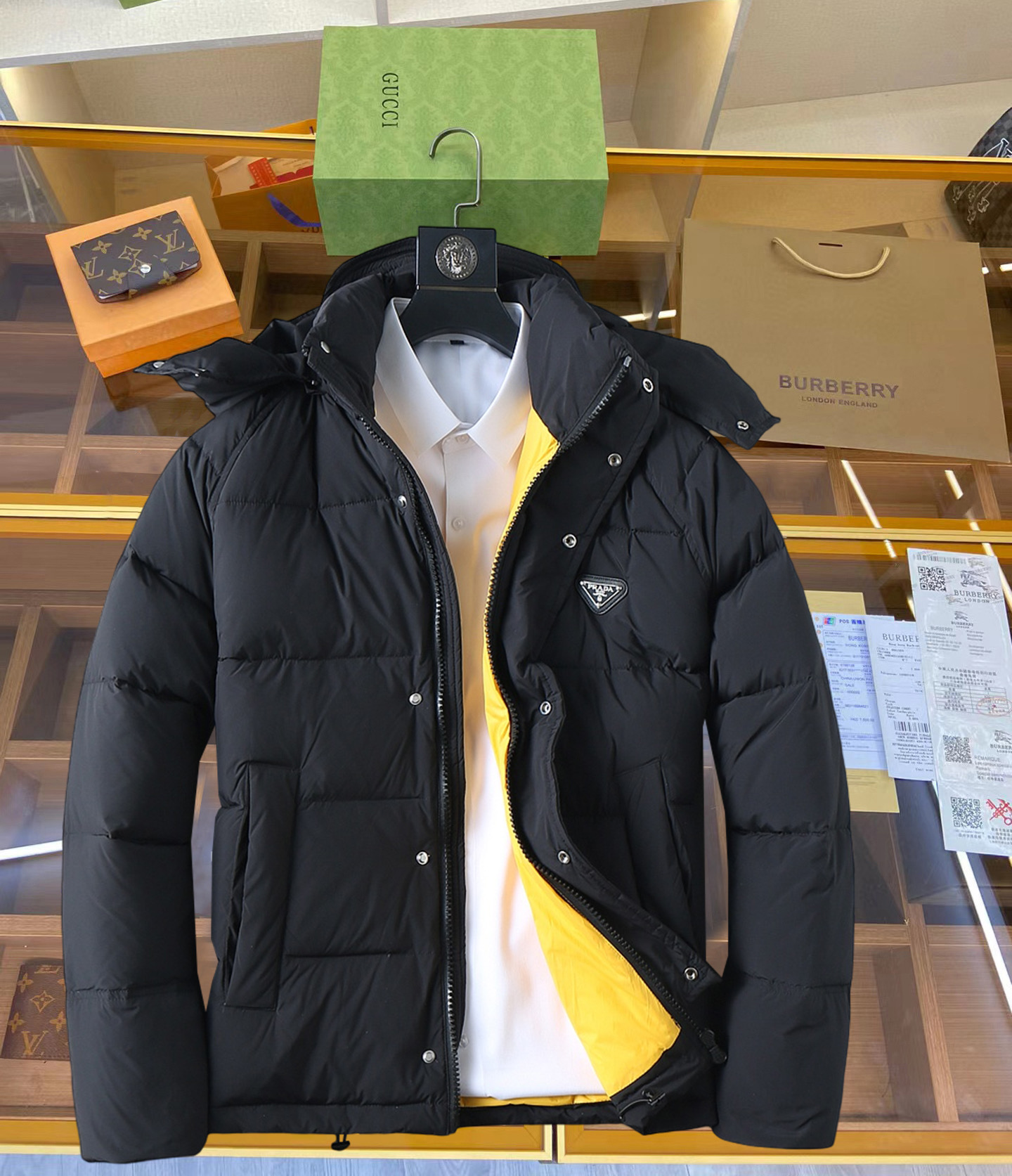 NO:712015,Supporting exchange after the end of the year, Prada's new 2025 autumn and winter down jacket. This is known as the most expensive down jacket in the world, all 90 down. With a classic logo combination, it is full of visual impact at first sight. It has better thermal insulation performance, is light and not heavy, and has good loft recovery after compression, and it can gather heat and lock in temperature!  Personalized color matching design, fresh and energetic!  There are too many versions circulating in the market. In addition to the different fabrics and workmanship, the biggest difference is that the filling is not goose down at all but feather silk or velvet, etc., and it is not easy to distinguish for those who don’t understand. In addition, the fabrics and workmanship are definitely not of the same level. In short, look for us and you will never go astray. All the exclusive full colors are purchased from genuine development. If you understand the quality of our down jackets, you can safely recommend it with your eyes closed. The three standards are complete!  Uniform series for men and women!  Size M-3XL. Maximum wear is 200 pounds, prada, down jacket,19860909支持年后退换, 普拉达 2025秋冬新款羽绒服.这款号称羽绒服届最贵的,全部90绒的.带着经典的Logo组合搭配,第一眼看到就是满满的视觉冲击,保暖性能更出色,轻便不厚重,且压缩后的蓬松度恢复性好,聚热锁温！个性的拼色设计,清新有活力！市面流通的版本实在太多了,除了面料做工不同外,最大的区别就是填充物根本不是鹅绒而是羽丝或手感绒等等,而不懂的根本不容易区分.另外面料和做工也绝对不是一个级别,总之认准我们,让你绝对不跑偏,独家全色全部购入正版开发,懂我们家羽绒服质量的,完全可以放心闭眼推.三标齐全！男女同款系列！码数M-3XL.最大穿到200斤,,prada,down jacket,,Men's clothing