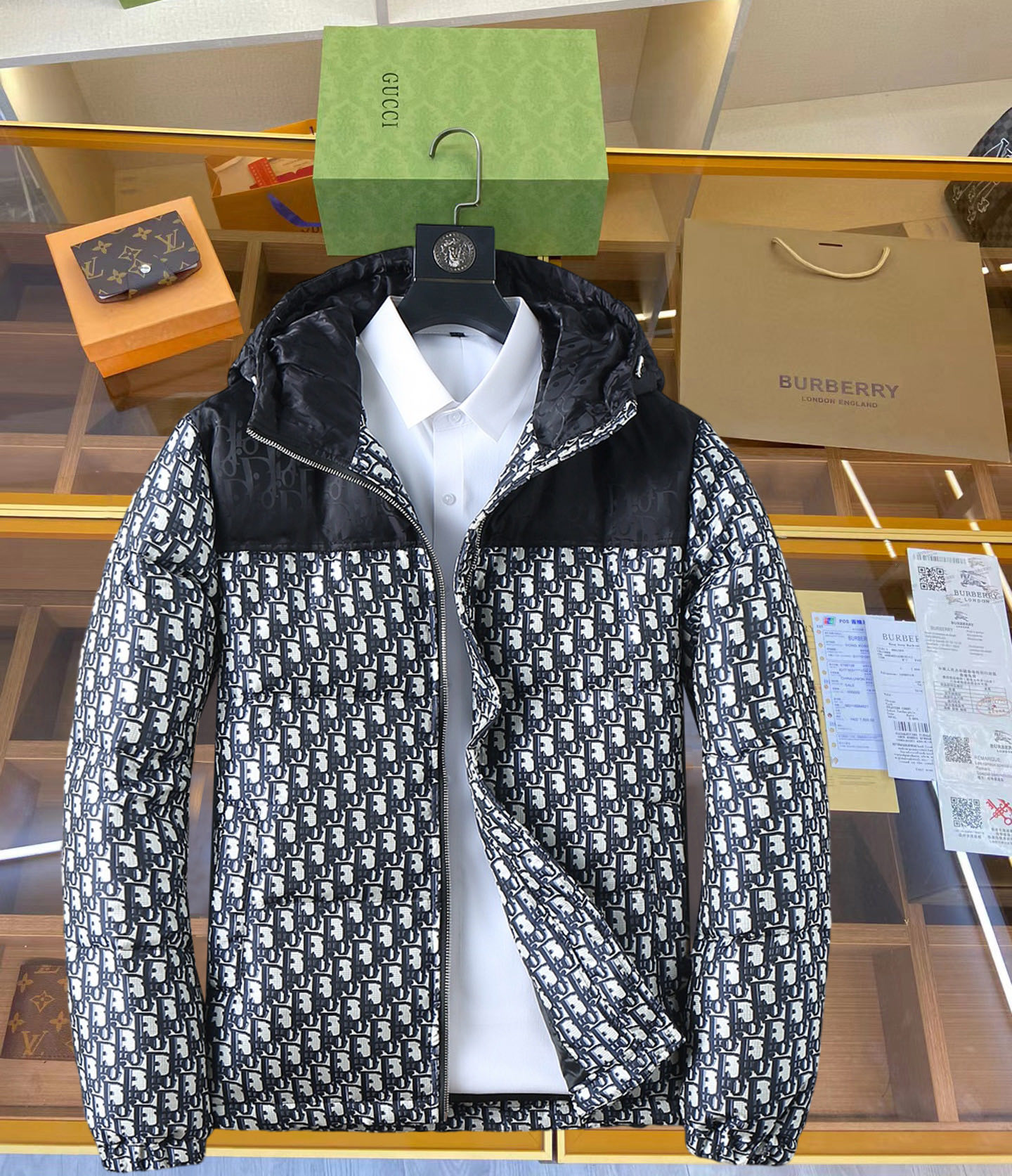 NO:711981,Supporting exchange after the end of the year, Dior's new 2025 autumn and winter down jacket. This is known as the most expensive down jacket in the world, all 90 down. With a classic logo combination, it is full of visual impact at first sight. It has better thermal insulation performance, is light and not heavy, and has good loft recovery after compression, and it can gather heat and lock in temperature!  Personalized color matching design, fresh and energetic!  There are too many versions circulating in the market. In addition to the different fabrics and workmanship, the biggest difference is that the filling is not goose down at all but feather silk or velvet, etc., and it is not easy to distinguish for those who don’t understand. In addition, the fabrics and workmanship are definitely not of the same level. In short, look for us and you will never go astray. All the exclusive full colors are purchased from genuine development. If you understand the quality of our down jackets, you can safely recommend it with your eyes closed. The three standards are complete!  Uniform series for men and women!  Size M-3XL. Maximum wear capacity is 200 pounds, dior, down jacket,19860909支持年后退换, 迪奥 2025秋冬新款羽绒服.这款号称羽绒服届最贵的,全部90绒的.带着经典的Logo组合搭配,第一眼看到就是满满的视觉冲击,保暖性能更出色,轻便不厚重,且压缩后的蓬松度恢复性好,聚热锁温！个性的拼色设计,清新有活力！市面流通的版本实在太多了,除了面料做工不同外,最大的区别就是填充物根本不是鹅绒而是羽丝或手感绒等等,而不懂的根本不容易区分.另外面料和做工也绝对不是一个级别,总之认准我们,让你绝对不跑偏,独家全色全部购入正版开发,懂我们家羽绒服质量的,完全可以放心闭眼推.三标齐全！男女同款系列！码数M-3XL.最大穿到200斤,,dior,down jacket,,Men's clothing