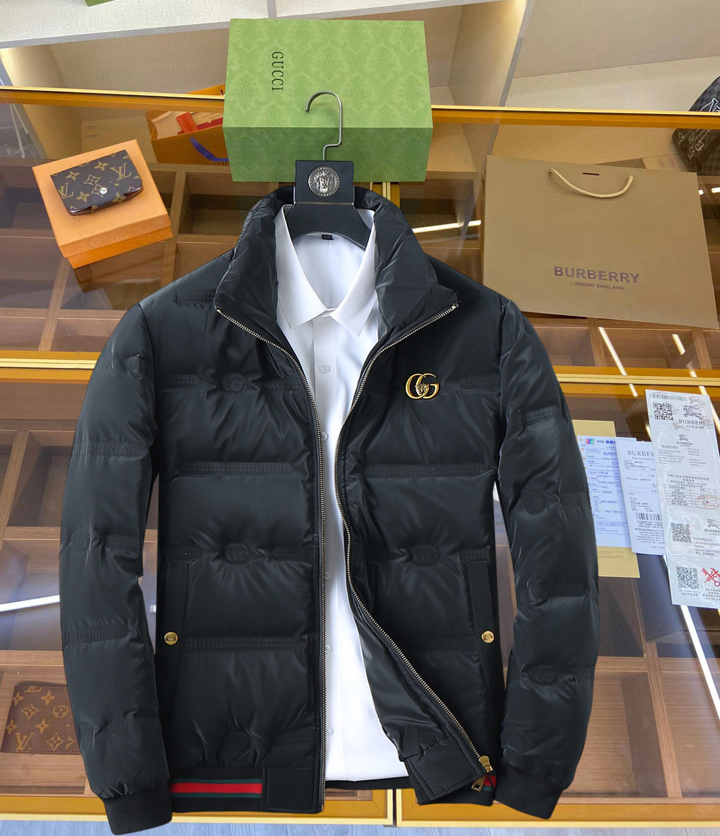 NO:712012,Supporting exchange after the year, Gucci's new 2025 autumn and winter down jacket. This is known as the most expensive down jacket in the world, all 90 down. With a classic logo combination, it is full of visual impact at first sight. It has better thermal insulation performance, is light and not heavy, and has good loft recovery after compression, and it can gather heat and lock in temperature!  Personalized color matching design, fresh and energetic!  There are too many versions circulating in the market. In addition to the different fabrics and workmanship, the biggest difference is that the filling is not goose down at all but feather silk or velvet, etc., and it is not easy to distinguish for those who don’t understand. In addition, the fabrics and workmanship are definitely not of the same level. In short, look for us and you will never go astray. All the exclusive full colors are purchased from genuine development. If you understand the quality of our down jackets, you can safely recommend it with your eyes closed. The three standards are complete!  Uniform series for men and women!  Size M-3XL. Maximum weight can be worn up to 200 pounds, down jacket,19860909支持年后退换, 古奇 2025秋冬新款羽绒服.这款号称羽绒服届最贵的,全部90绒的.带着经典的Logo组合搭配,第一眼看到就是满满的视觉冲击,保暖性能更出色,轻便不厚重,且压缩后的蓬松度恢复性好,聚热锁温！个性的拼色设计,清新有活力！市面流通的版本实在太多了,除了面料做工不同外,最大的区别就是填充物根本不是鹅绒而是羽丝或手感绒等等,而不懂的根本不容易区分.另外面料和做工也绝对不是一个级别,总之认准我们,让你绝对不跑偏,独家全色全部购入正版开发,懂我们家羽绒服质量的,完全可以放心闭眼推.三标齐全！男女同款系列！码数M-3XL.最大穿到200斤,,down jacket,,Men's clothing