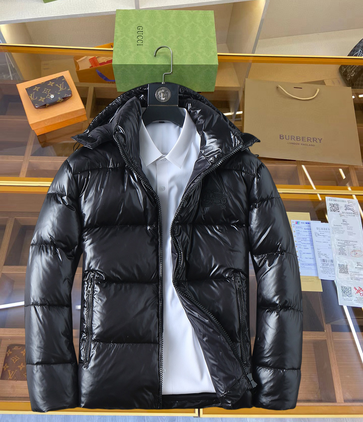 NO:712003,Supporting exchange after the end of the year, Burberry's new 2025 autumn and winter down jacket. This is known as the most expensive down jacket in the world, all 90 down. With a classic logo combination, it is full of visual impact at first sight. It has better thermal insulation performance, is light and not heavy, and has good loft recovery after compression, and it can gather heat and lock in temperature!  Personalized color matching design, fresh and energetic!  There are too many versions circulating in the market. In addition to the different fabrics and workmanship, the biggest difference is that the filling is not goose down at all but feather silk or velvet, etc., and it is not easy to distinguish for those who don’t understand. In addition, the fabrics and workmanship are definitely not of the same level. In short, look for us and you will never go astray. All the exclusive full colors are purchased from genuine development. If you understand the quality of our down jackets, you can safely recommend it with your eyes closed. The three standards are complete!  Uniform series for men and women!  Size M-3XL. Can be worn up to 200 pounds, burberry, down jacket,19860909支持年后退换, 巴宝莉 2025秋冬新款羽绒服.这款号称羽绒服届最贵的,全部90绒的.带着经典的Logo组合搭配,第一眼看到就是满满的视觉冲击,保暖性能更出色,轻便不厚重,且压缩后的蓬松度恢复性好,聚热锁温！个性的拼色设计,清新有活力！市面流通的版本实在太多了,除了面料做工不同外,最大的区别就是填充物根本不是鹅绒而是羽丝或手感绒等等,而不懂的根本不容易区分.另外面料和做工也绝对不是一个级别,总之认准我们,让你绝对不跑偏,独家全色全部购入正版开发,懂我们家羽绒服质量的,完全可以放心闭眼推.三标齐全！男女同款系列！码数M-3XL.最大穿到200斤,,burberry,down jacket,,Men's clothing