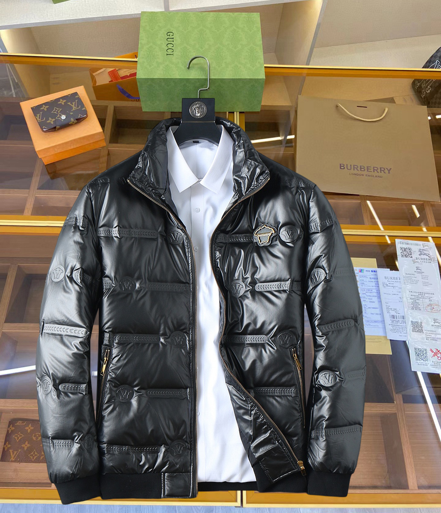 NO:711969,Supporting exchange after the end of the year, Versace's new 2025 autumn and winter down jacket. This is known as the most expensive down jacket in the world, all 90 down. With a classic logo combination, it is full of visual impact at first sight. It has better thermal insulation performance, is light and not heavy, and has good loft recovery after compression, and it can gather heat and lock in temperature!  Personalized color matching design, fresh and energetic!  There are too many versions circulating in the market. In addition to the different fabrics and workmanship, the biggest difference is that the filling is not goose down at all but feather silk or velvet, etc., and it is not easy to distinguish for those who don’t understand. In addition, the fabrics and workmanship are definitely not of the same level. In short, look for us and you will never go astray. All the exclusive full colors are purchased from genuine development. If you understand the quality of our down jackets, you can safely recommend it with your eyes closed. The three standards are complete!  Uniform series for men and women!  Size M-3XL. Wear up to 200 pounds, versace, down jacket,19860909支持年后退换, 范思哲 2025秋冬新款羽绒服.这款号称羽绒服届最贵的,全部90绒的.带着经典的Logo组合搭配,第一眼看到就是满满的视觉冲击,保暖性能更出色,轻便不厚重,且压缩后的蓬松度恢复性好,聚热锁温！个性的拼色设计,清新有活力！市面流通的版本实在太多了,除了面料做工不同外,最大的区别就是填充物根本不是鹅绒而是羽丝或手感绒等等,而不懂的根本不容易区分.另外面料和做工也绝对不是一个级别,总之认准我们,让你绝对不跑偏,独家全色全部购入正版开发,懂我们家羽绒服质量的,完全可以放心闭眼推.三标齐全！男女同款系列！码数M-3XL.最大穿到200斤,,versace,down jacket,,Men's clothing