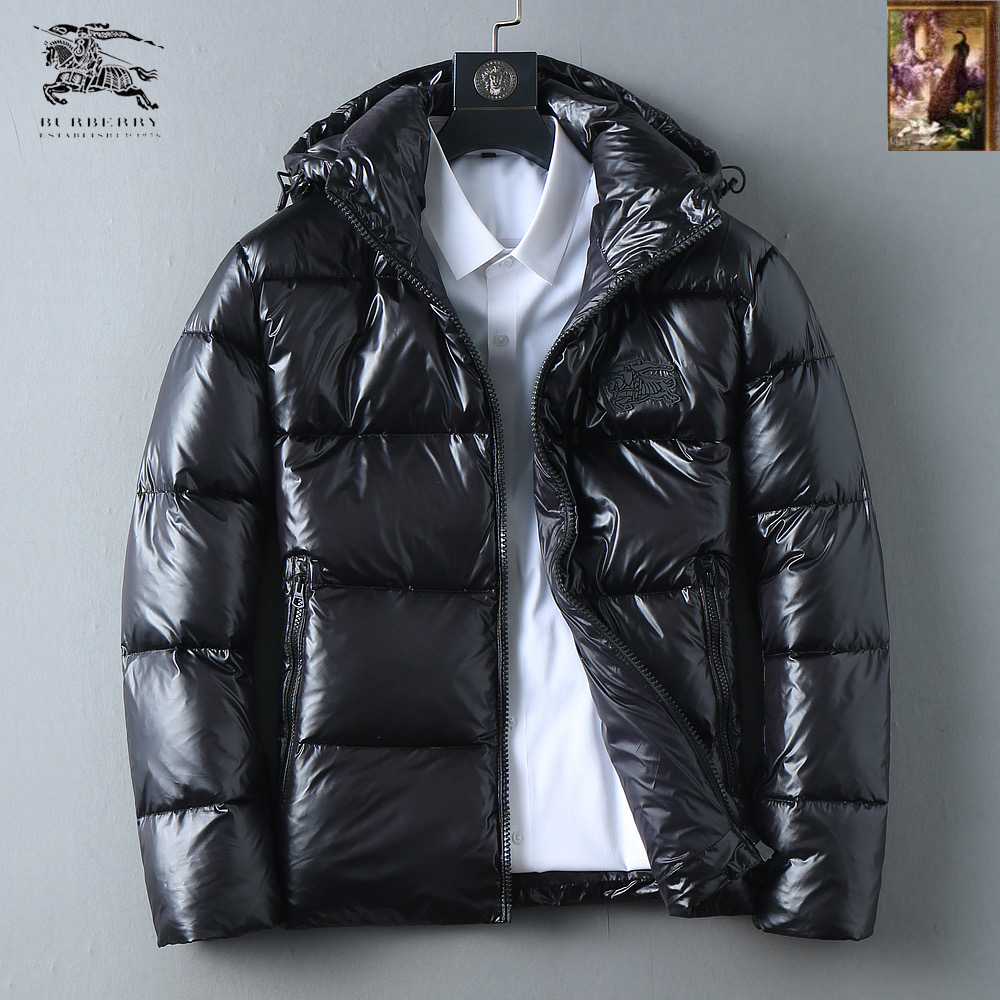 NO:599869,Burberry's new 2025 autumn and winter down jacket. This is known as the most expensive down jacket in the world, all 90 down. With a classic logo combination, it is full of visual impact at first sight. It has better thermal insulation performance, is light and not heavy, and has good loft recovery after compression, and it can gather heat and lock in temperature!  Personalized color matching design, fresh and energetic!  There are too many versions circulating in the market. In addition to the different fabrics and workmanship, the biggest difference is that the filling is not goose down at all but feather silk or velvet, etc., and it is not easy to distinguish for those who don’t understand. In addition, the fabrics and workmanship are definitely not of the same level. In short, look for us and you will never go astray. All the exclusive full colors are purchased from genuine development. If you understand the quality of our down jackets, you can safely recommend it with your eyes closed. The three standards are complete!  Uniform series for men and women!  Size M-3XL. Can be worn up to 200 pounds, burberry, down jacket, alexander wang19860909巴宝莉 2025秋冬新款羽绒服.这款号称羽绒服届最贵的,全部90绒的.带着经典的Logo组合搭配,第一眼看到就是满满的视觉冲击,保暖性能更出色,轻便不厚重,且压缩后的蓬松度恢复性好,聚热锁温！个性的拼色设计,清新有活力！市面流通的版本实在太多了,除了面料做工不同外,最大的区别就是填充物根本不是鹅绒而是羽丝或手感绒等等,而不懂的根本不容易区分.另外面料和做工也绝对不是一个级别,总之认准我们,让你绝对不跑偏,独家全色全部购入正版开发,懂我们家羽绒服质量的,完全可以放心闭眼推.三标齐全！男女同款系列！码数M-3XL.最大穿到200斤,,burberry,down jacket,alexander wang,Men's clothing