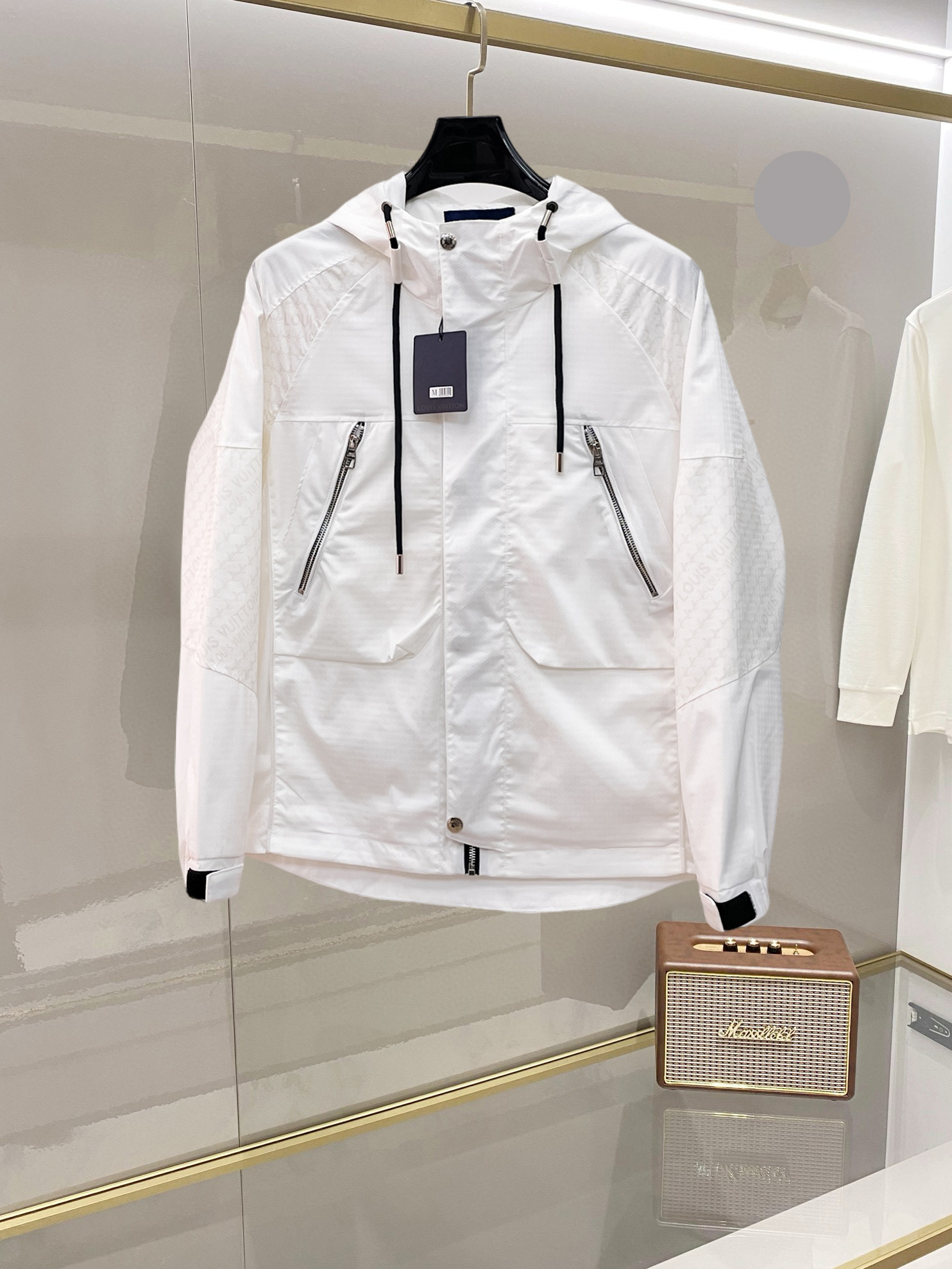 NO:732403,LV 2026 spring new jacket, the new product on the show is in perfect condition, comfortable and warm, complete with three labels, full and attractive color, very outstanding design, easily upgrades the fashion sense, extremely elegant and rigorous workmanship, neat and meticulous wiring!  A masterpiece from a famous designer!  The upper body does not look bloated and is super handsome!  Available size M ~ XXXL,,louis vuitton,jackets & coats,jackets & coats,19860909LV 2026开春新款夹克外套,秀场新品品相非常完美,舒适保暖,三标齐全色泽饱满诱人,非常出彩的设计,轻松将时髦感进阶,做工极为考究严谨,走线工整细致！大牌设计师巨作！上身不显臃肿、超级帅气！现货码数M ～ XXXL,,louis vuitton,jackets & coats,jackets & coats,,Men's clothing