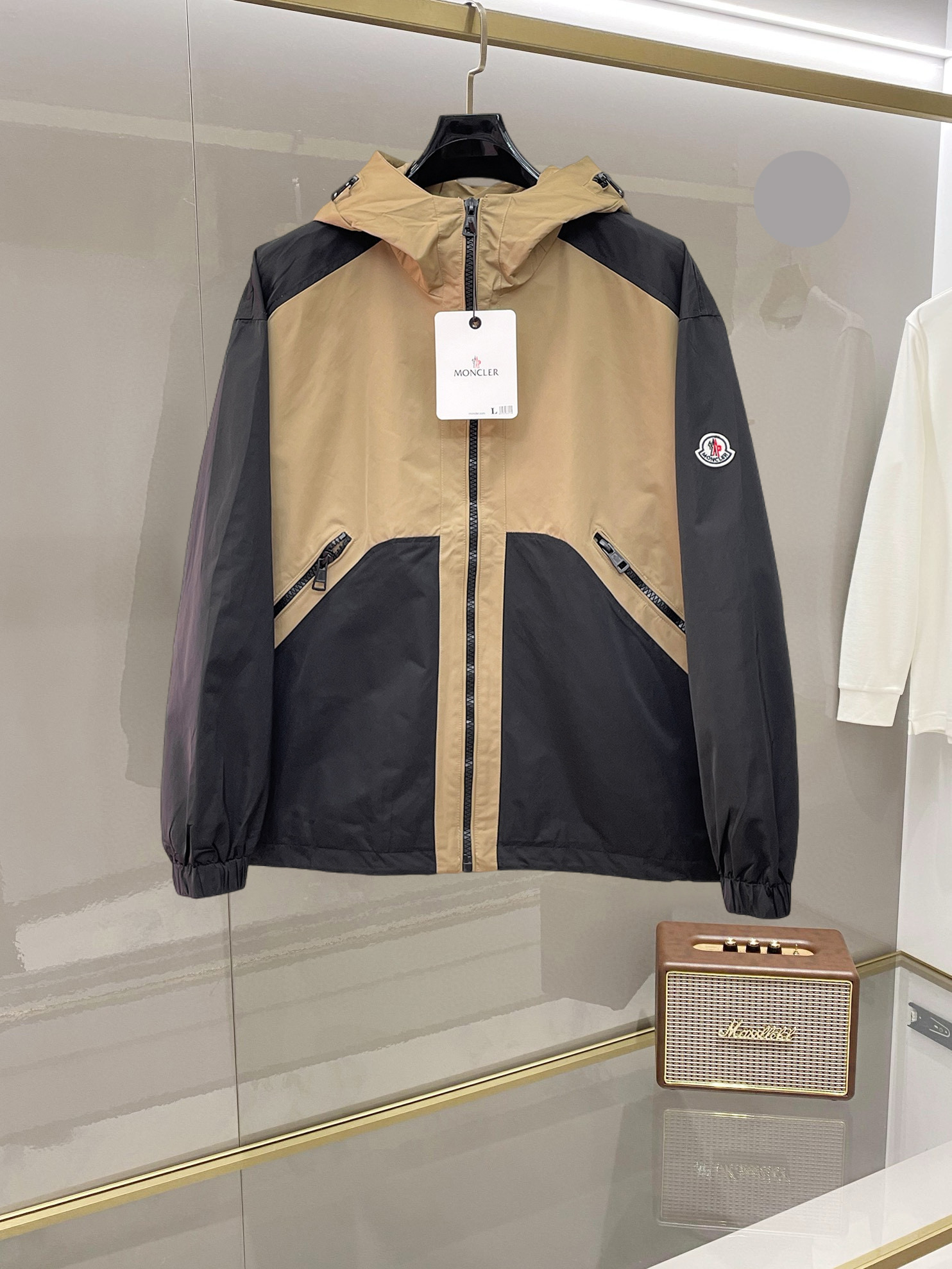 NO:732398,Mengkou 2026 new spring jacket, the new product on the show is in perfect condition, comfortable and warm, complete with three labels, full and attractive color, very outstanding design, easily upgrades the sense of fashion, the workmanship is extremely sophisticated and rigorous, and the wiring is neat and meticulous!  A masterpiece from a famous designer!  The upper body does not look bloated and is super handsome!  Available sizes M ~ XXXL,,Moncler,jackets & coats,jackets & coats,19860909蒙口 2026开春新款夹克外套,秀场新品品相非常完美,舒适保暖,三标齐全色泽饱满诱人,非常出彩的设计,轻松将时髦感进阶,做工极为考究严谨,走线工整细致！大牌设计师巨作！上身不显臃肿、超级帅气！现货码数M ～ XXXL,,Moncler,jackets & coats,jackets & coats,,Men's clothing