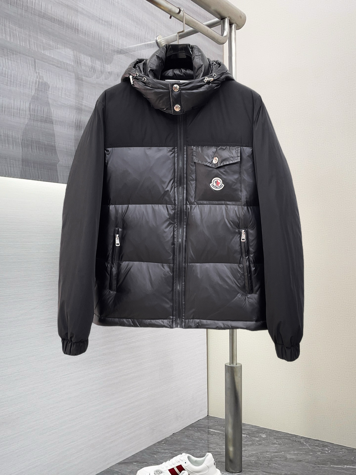 NO:703127,It supports replacement after the end of the year. It is a new autumn and winter down jacket. This is known as the most expensive down jacket in the world, all 90 down. With a classic logo combination, it is full of visual impact at first sight. It has better thermal insulation performance, is light and not heavy, and has good loft recovery after compression, and it can gather heat and lock in temperature!  Personalized color matching design, fresh and energetic!  There are too many versions circulating in the market. In addition to the different fabrics and workmanship, the biggest difference is that the filling is not goose down at all but feather silk or velvet, etc., and it is not easy to distinguish for those who don’t understand. In addition, the fabrics and workmanship are definitely not of the same level. In short, look for us and you will never go astray. All the exclusive full colors are purchased from genuine development. If you understand the quality of our down jackets, you can safely recommend it with your eyes closed. The three standards are complete!  Uniform series for men and women!  Size M-3XL. Maximum wear weight is 200 pounds, Moncler, down jacket,19860909支持年后退换, 蒙口 秋冬新款羽绒服.这款号称羽绒服届最贵的,全部90绒的.带着经典的Logo组合搭配,第一眼看到就是满满的视觉冲击,保暖性能更出色,轻便不厚重,且压缩后的蓬松度恢复性好,聚热锁温！个性的拼色设计,清新有活力！市面流通的版本实在太多了,除了面料做工不同外,最大的区别就是填充物根本不是鹅绒而是羽丝或手感绒等等,而不懂的根本不容易区分.另外面料和做工也绝对不是一个级别,总之认准我们,让你绝对不跑偏,独家全色全部购入正版开发,懂我们家羽绒服质量的,完全可以放心闭眼推.三标齐全！男女同款系列！码数M-3XL.最大穿到200斤,,Moncler,down jacket,,Men's clothing