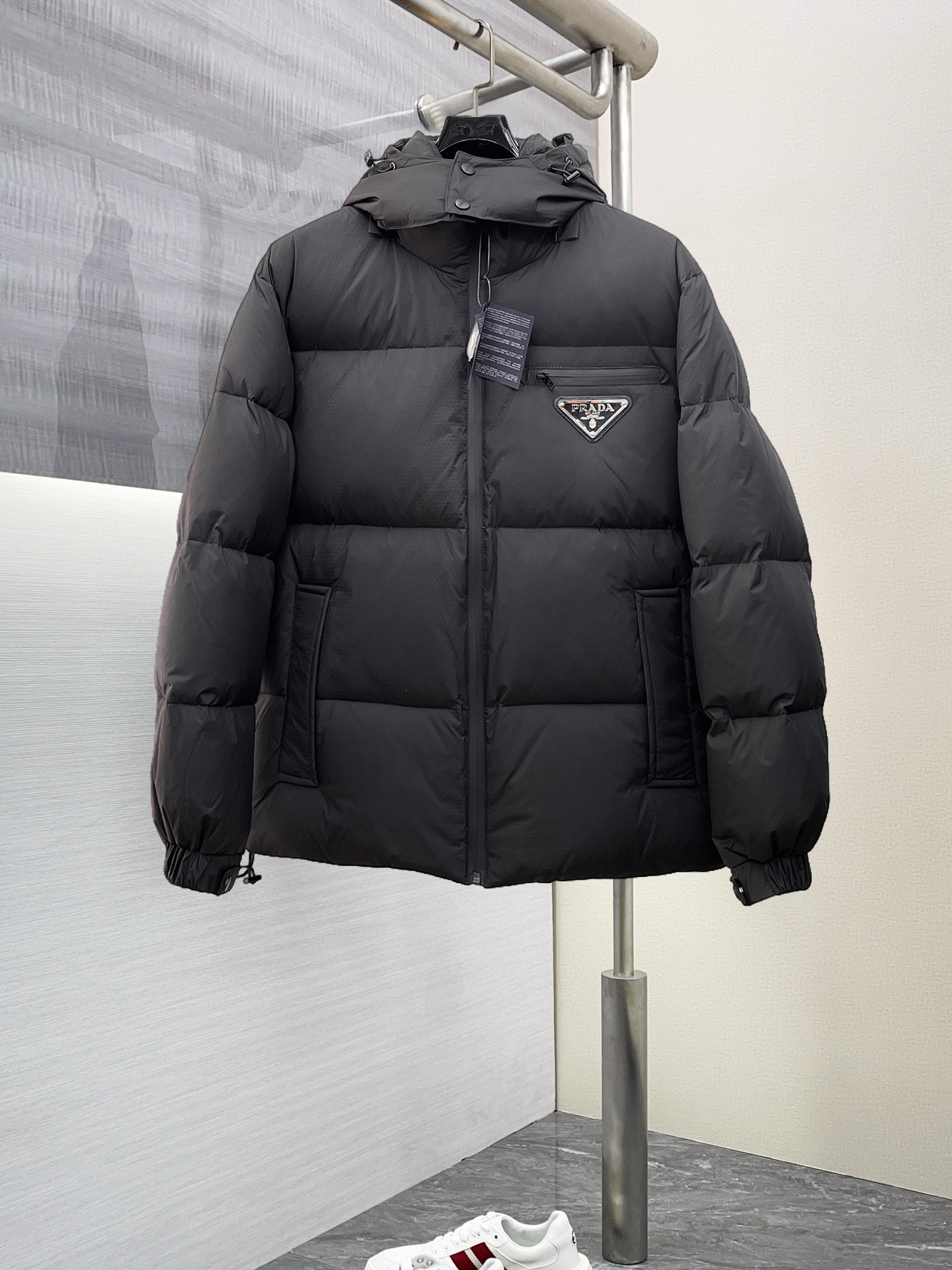 NO:703123,Supporting exchange after the end of the year, Prada's new autumn and winter down jacket. This is known as the most expensive down jacket in the world, all 90 down. With a classic logo combination, it is full of visual impact at first sight. It has better thermal insulation performance, is light and not heavy, and has good loft recovery after compression, and it can gather heat and lock in temperature!  Personalized color matching design, fresh and energetic!  There are too many versions circulating in the market. In addition to the different fabrics and workmanship, the biggest difference is that the filling is not goose down at all but feather silk or velvet, etc., and it is not easy to distinguish for those who don’t understand. In addition, the fabrics and workmanship are definitely not of the same level. In short, look for us and you will never go astray. All the exclusive full colors are purchased from genuine development. If you understand the quality of our down jackets, you can safely recommend it with your eyes closed. The three standards are complete!  Uniform series for men and women!  Size M-3XL. Maximum wear is 200 pounds, prada, down jacket,19860909支持年后退换, 普拉达 秋冬新款羽绒服.这款号称羽绒服届最贵的,全部90绒的.带着经典的Logo组合搭配,第一眼看到就是满满的视觉冲击,保暖性能更出色,轻便不厚重,且压缩后的蓬松度恢复性好,聚热锁温！个性的拼色设计,清新有活力！市面流通的版本实在太多了,除了面料做工不同外,最大的区别就是填充物根本不是鹅绒而是羽丝或手感绒等等,而不懂的根本不容易区分.另外面料和做工也绝对不是一个级别,总之认准我们,让你绝对不跑偏,独家全色全部购入正版开发,懂我们家羽绒服质量的,完全可以放心闭眼推.三标齐全！男女同款系列！码数M-3XL.最大穿到200斤,,prada,down jacket,,Men's clothing