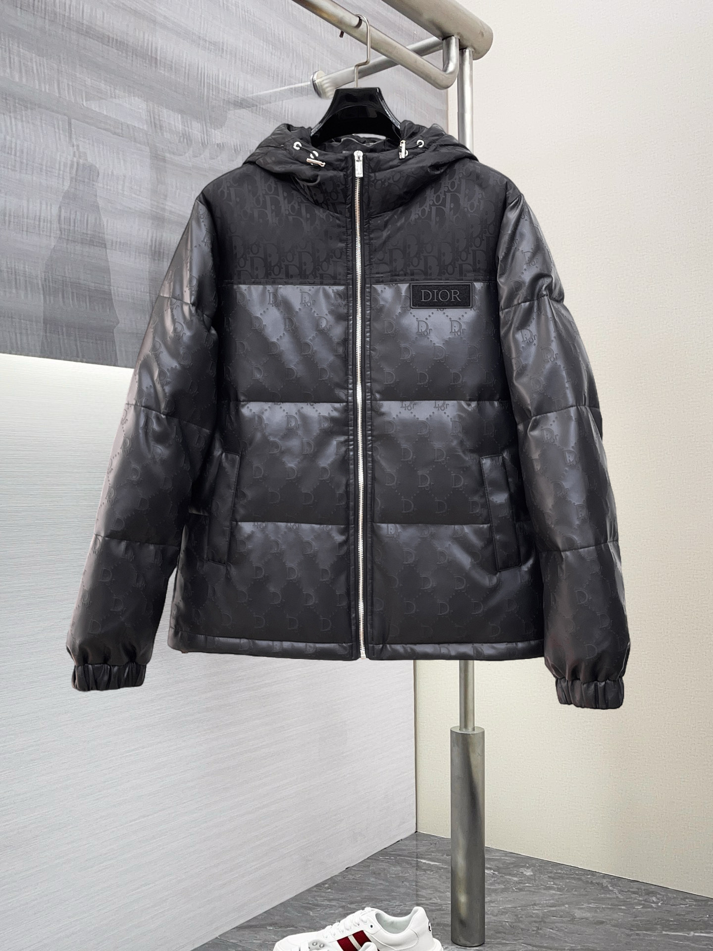 NO:703125,Supporting exchange after the end of the year, Dior's new autumn and winter down jacket. This is known as the most expensive down jacket in the world, all 90 down. With a classic logo combination, it is full of visual impact at first sight. It has better thermal insulation performance, is light and not heavy, and has good loft recovery after compression, and it can gather heat and lock in temperature!  Personalized color matching design, fresh and energetic!  There are too many versions circulating in the market. In addition to the different fabrics and workmanship, the biggest difference is that the filling is not goose down at all but feather silk or velvet, etc., and it is not easy to distinguish for those who don’t understand. In addition, the fabrics and workmanship are definitely not of the same level. In short, look for us and you will never go astray. All the exclusive full colors are purchased from genuine development. If you understand the quality of our down jackets, you can safely recommend it with your eyes closed. The three standards are complete!  Uniform series for men and women!  Size M-3XL. Maximum wear capacity is 200 pounds, dior, down jacket,19860909支持年后退换, 迪奥 秋冬新款羽绒服.这款号称羽绒服届最贵的,全部90绒的.带着经典的Logo组合搭配,第一眼看到就是满满的视觉冲击,保暖性能更出色,轻便不厚重,且压缩后的蓬松度恢复性好,聚热锁温！个性的拼色设计,清新有活力！市面流通的版本实在太多了,除了面料做工不同外,最大的区别就是填充物根本不是鹅绒而是羽丝或手感绒等等,而不懂的根本不容易区分.另外面料和做工也绝对不是一个级别,总之认准我们,让你绝对不跑偏,独家全色全部购入正版开发,懂我们家羽绒服质量的,完全可以放心闭眼推.三标齐全！男女同款系列！码数M-3XL.最大穿到200斤,,dior,down jacket,,Men's clothing