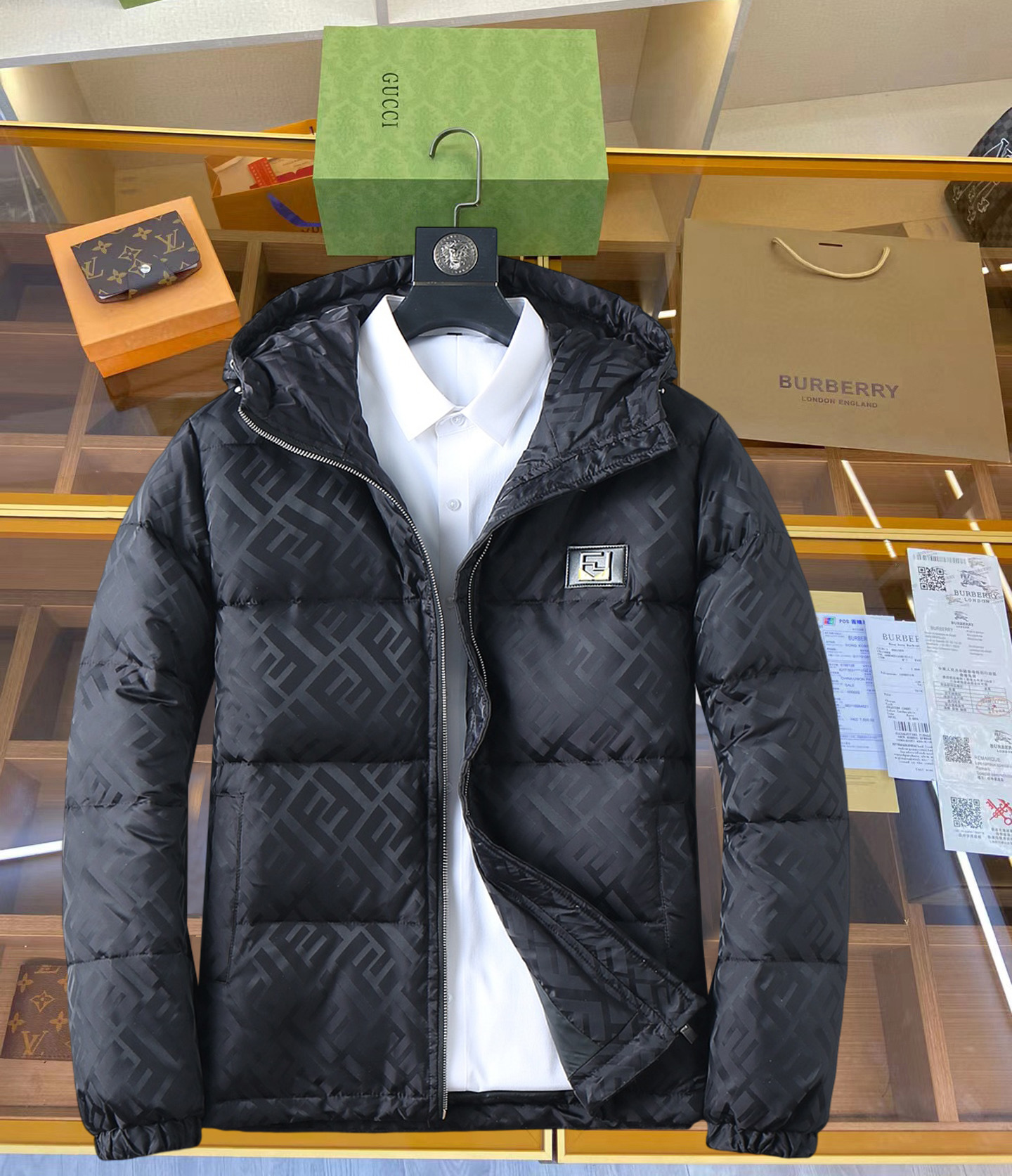 NO:711991,Supporting exchange after the end of the year, Fendi's new 2025 autumn and winter down jacket. This is known as the most expensive down jacket in the world, all 90 down. With a classic logo combination, it is full of visual impact at first sight. It has better thermal insulation performance, is light and not heavy, and has good loft recovery after compression, and it can gather heat and lock in temperature!  Personalized color matching design, fresh and energetic!  There are too many versions circulating in the market. In addition to the different fabrics and workmanship, the biggest difference is that the filling is not goose down at all but feather silk or velvet, etc., and it is not easy to distinguish for those who don’t understand. In addition, the fabrics and workmanship are definitely not of the same level. In short, look for us and you will never go astray. All the exclusive full colors are purchased from genuine development. If you understand the quality of our down jackets, you can safely recommend it with your eyes closed. The three standards are complete!  Uniform series for men and women!  Size M-3XL. Maximum wear capacity is 200 pounds, fendi, down jacket,19860909支持年后退换, 芬迪 2025秋冬新款羽绒服.这款号称羽绒服届最贵的,全部90绒的.带着经典的Logo组合搭配,第一眼看到就是满满的视觉冲击,保暖性能更出色,轻便不厚重,且压缩后的蓬松度恢复性好,聚热锁温！个性的拼色设计,清新有活力！市面流通的版本实在太多了,除了面料做工不同外,最大的区别就是填充物根本不是鹅绒而是羽丝或手感绒等等,而不懂的根本不容易区分.另外面料和做工也绝对不是一个级别,总之认准我们,让你绝对不跑偏,独家全色全部购入正版开发,懂我们家羽绒服质量的,完全可以放心闭眼推.三标齐全！男女同款系列！码数M-3XL.最大穿到200斤,,fendi,down jacket,,Men's clothing