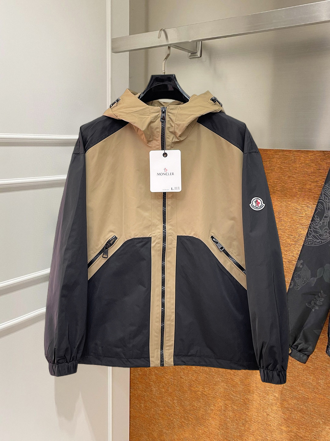 NO:746843,Mengkou 2026 new spring jacket, the new product on the show is in perfect condition, comfortable and warm, complete with three labels, full and attractive color, very outstanding design, easily upgrades the sense of fashion, the workmanship is extremely sophisticated and rigorous, and the wiring is neat and meticulous!  A masterpiece from a famous designer!  The upper body does not look bloated and is super handsome!  Available sizes M ~ XXXL,,Moncler,jackets & coats,jackets & coats,19860909蒙口 2026开春新款夹克外套,秀场新品品相非常完美,舒适保暖,三标齐全色泽饱满诱人,非常出彩的设计,轻松将时髦感进阶,做工极为考究严谨,走线工整细致！大牌设计师巨作！上身不显臃肿、超级帅气！现货码数M ～ XXXL,,Moncler,jackets & coats,jackets & coats,,Men's clothing