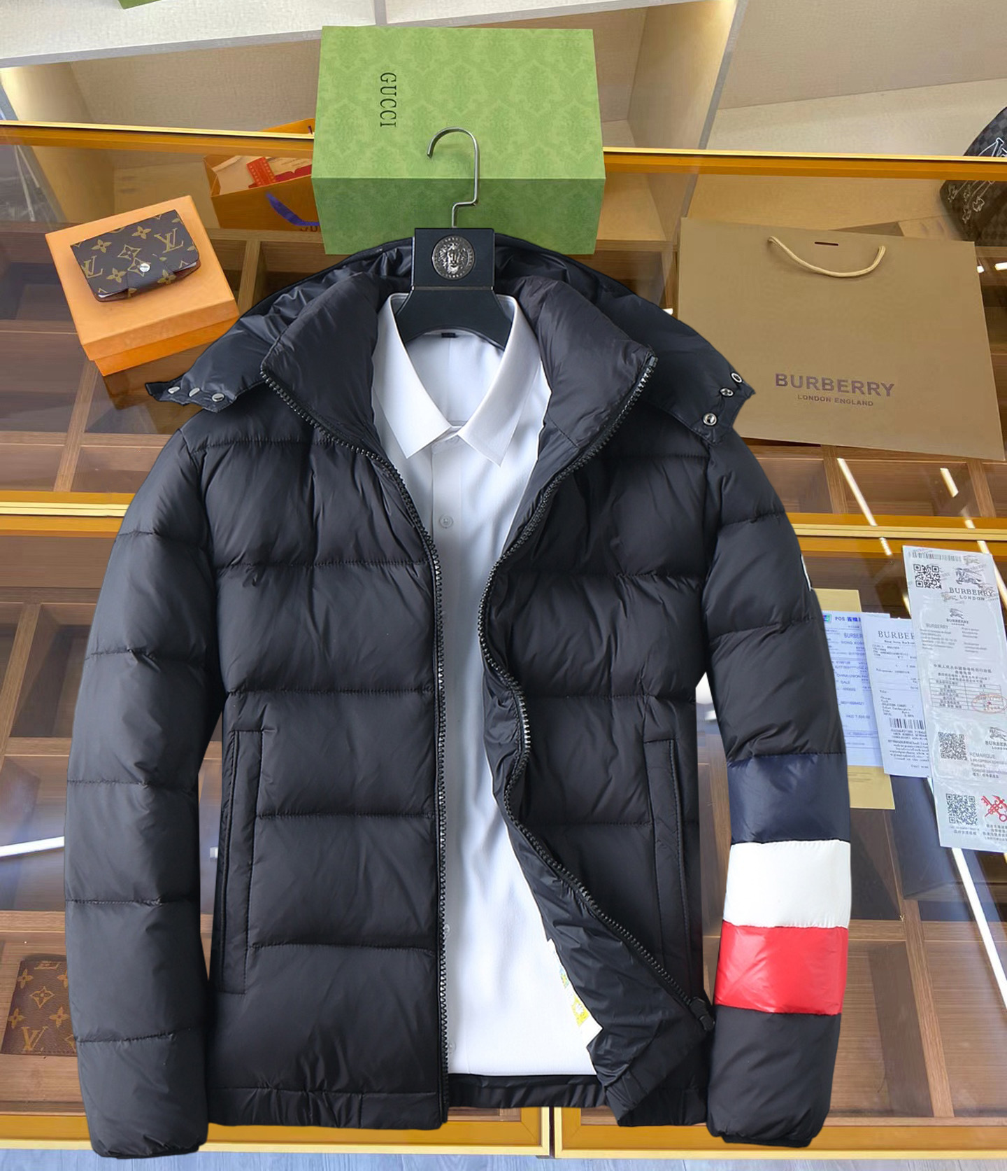 NO:711989,Supporting exchange after the end of the year, Mengkou's 2025 autumn and winter new down jacket. This is known as the most expensive down jacket in the world, all 90 down. With a classic logo combination, it is full of visual impact at first sight. It has better thermal insulation performance, is light and not heavy, and has good loft recovery after compression, and it can gather heat and lock in temperature!  Personalized color matching design, fresh and energetic!  There are too many versions circulating in the market. In addition to the different fabrics and workmanship, the biggest difference is that the filling is not goose down at all but feather silk or velvet, etc., and it is not easy to distinguish for those who don’t understand. In addition, the fabrics and workmanship are definitely not of the same level. In short, look for us and you will never go astray. All the exclusive full colors are purchased from genuine development. If you understand the quality of our down jackets, you can safely recommend it with your eyes closed. The three standards are complete!  Uniform series for men and women!  Size M-3XL. Maximum wear weight is 200 pounds, Moncler, down jacket,19860909支持年后退换, 蒙口 2025秋冬新款羽绒服.这款号称羽绒服届最贵的,全部90绒的.带着经典的Logo组合搭配,第一眼看到就是满满的视觉冲击,保暖性能更出色,轻便不厚重,且压缩后的蓬松度恢复性好,聚热锁温！个性的拼色设计,清新有活力！市面流通的版本实在太多了,除了面料做工不同外,最大的区别就是填充物根本不是鹅绒而是羽丝或手感绒等等,而不懂的根本不容易区分.另外面料和做工也绝对不是一个级别,总之认准我们,让你绝对不跑偏,独家全色全部购入正版开发,懂我们家羽绒服质量的,完全可以放心闭眼推.三标齐全！男女同款系列！码数M-3XL.最大穿到200斤,,Moncler,down jacket,,Men's clothing