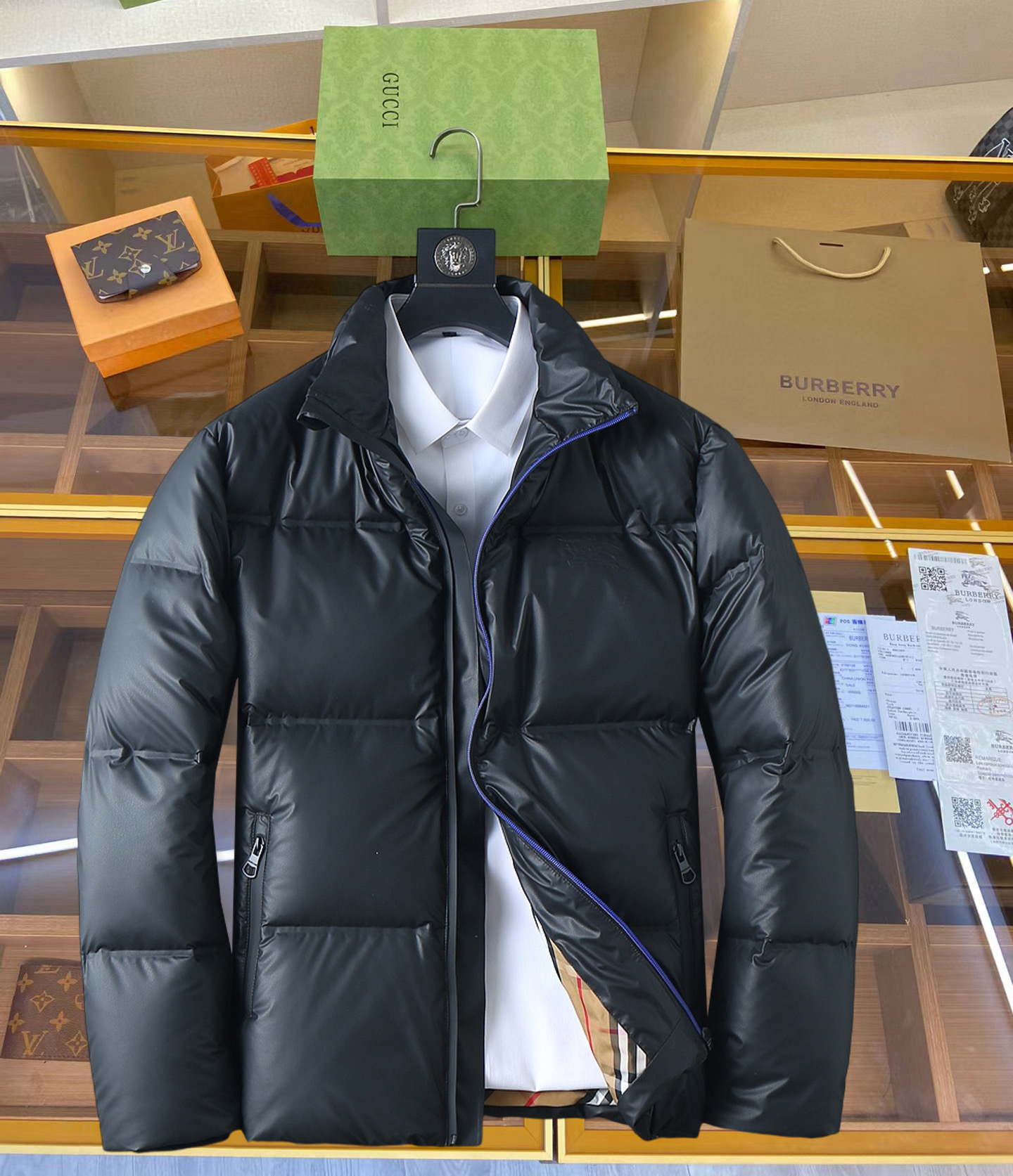 NO:711987,Supporting exchange after the end of the year, Burberry's new 2025 autumn and winter down jacket. This is known as the most expensive down jacket in the world, all 90 down. With a classic logo combination, it is full of visual impact at first sight. It has better thermal insulation performance, is light and not heavy, and has good loft recovery after compression, and it can gather heat and lock in temperature!  Personalized color matching design, fresh and energetic!  There are too many versions circulating in the market. In addition to the different fabrics and workmanship, the biggest difference is that the filling is not goose down at all but feather silk or velvet, etc., and it is not easy to distinguish for those who don’t understand. In addition, the fabrics and workmanship are definitely not of the same level. In short, look for us and you will never go astray. All the exclusive full colors are purchased from genuine development. If you understand the quality of our down jackets, you can safely recommend it with your eyes closed. The three standards are complete!  Uniform series for men and women!  Size M-3XL. Can be worn up to 200 pounds, burberry, down jacket,19860909支持年后退换, 巴宝莉 2025秋冬新款羽绒服.这款号称羽绒服届最贵的,全部90绒的.带着经典的Logo组合搭配,第一眼看到就是满满的视觉冲击,保暖性能更出色,轻便不厚重,且压缩后的蓬松度恢复性好,聚热锁温！个性的拼色设计,清新有活力！市面流通的版本实在太多了,除了面料做工不同外,最大的区别就是填充物根本不是鹅绒而是羽丝或手感绒等等,而不懂的根本不容易区分.另外面料和做工也绝对不是一个级别,总之认准我们,让你绝对不跑偏,独家全色全部购入正版开发,懂我们家羽绒服质量的,完全可以放心闭眼推.三标齐全！男女同款系列！码数M-3XL.最大穿到200斤,,burberry,down jacket,,Men's clothing