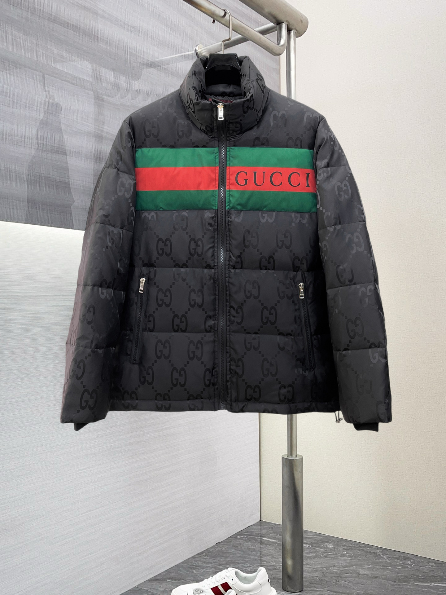 NO:703133,Supporting replacement after the new year, Gucci's new autumn and winter down jacket. This is known as the most expensive down jacket in the world, all 90 down. With a classic logo combination, it is full of visual impact at first sight. It has better thermal insulation performance, is light and not heavy, and has good loft recovery after compression, and it can gather heat and lock in temperature!  Personalized color matching design, fresh and energetic!  There are too many versions circulating in the market. In addition to the different fabrics and workmanship, the biggest difference is that the filling is not goose down at all but feather silk or velvet, etc., and it is not easy to distinguish for those who don’t understand. In addition, the fabrics and workmanship are definitely not of the same level. In short, look for us and you will never go astray. All the exclusive full colors are purchased from genuine development. If you understand the quality of our down jackets, you can safely recommend it with your eyes closed. The three standards are complete!  Uniform series for men and women!  Size M-3XL. Maximum weight can be worn up to 200 pounds, down jacket,19860909支持年后退换, 古奇 秋冬新款羽绒服.这款号称羽绒服届最贵的,全部90绒的.带着经典的Logo组合搭配,第一眼看到就是满满的视觉冲击,保暖性能更出色,轻便不厚重,且压缩后的蓬松度恢复性好,聚热锁温！个性的拼色设计,清新有活力！市面流通的版本实在太多了,除了面料做工不同外,最大的区别就是填充物根本不是鹅绒而是羽丝或手感绒等等,而不懂的根本不容易区分.另外面料和做工也绝对不是一个级别,总之认准我们,让你绝对不跑偏,独家全色全部购入正版开发,懂我们家羽绒服质量的,完全可以放心闭眼推.三标齐全！男女同款系列！码数M-3XL.最大穿到200斤,,down jacket,,Men's clothing