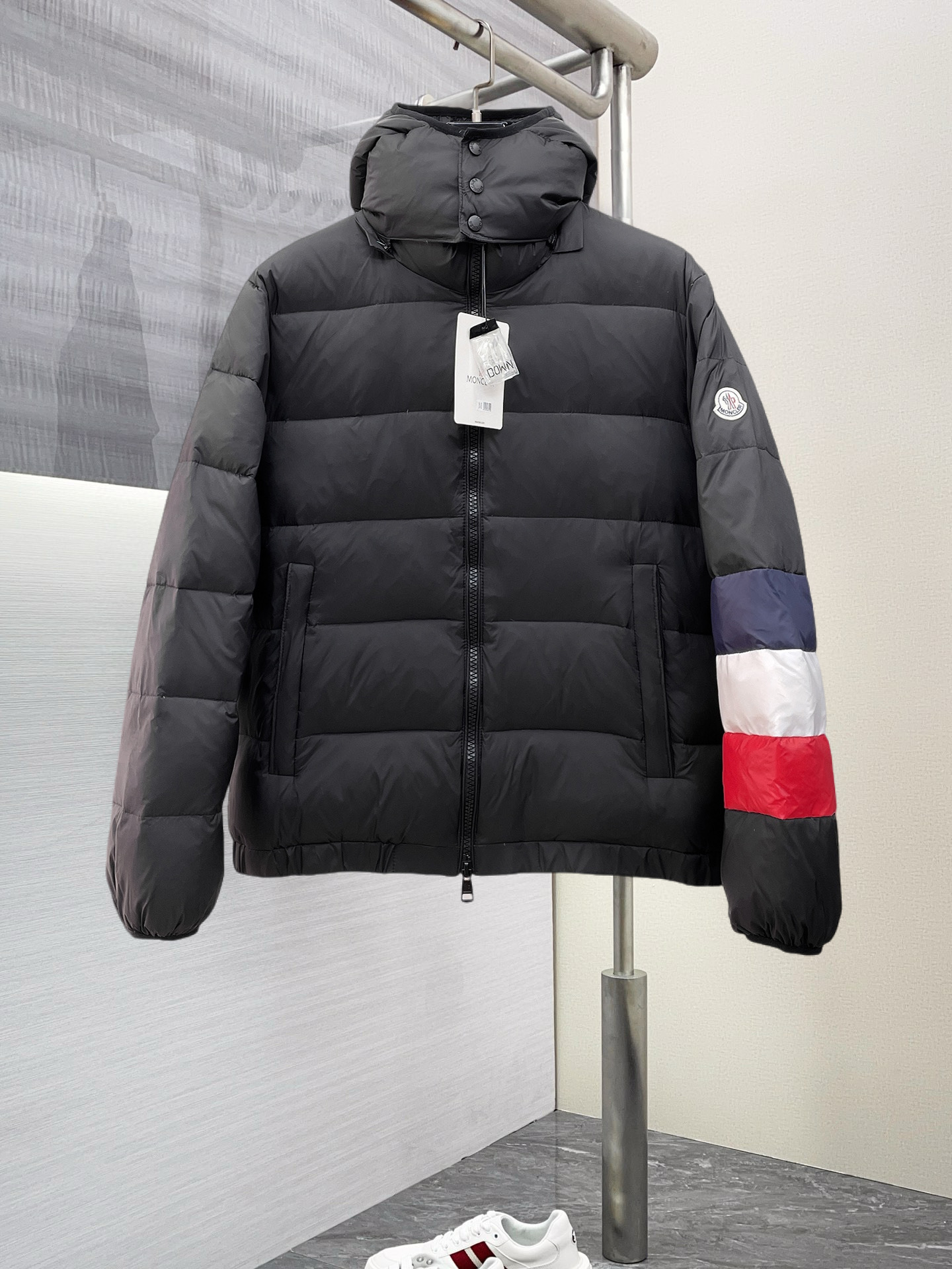 NO:703131,It supports replacement after the end of the year. It is a new autumn and winter down jacket. This is known as the most expensive down jacket in the world, all 90 down. With a classic logo combination, it is full of visual impact at first sight. It has better thermal insulation performance, is light and not heavy, and has good loft recovery after compression, and it can gather heat and lock in temperature!  Personalized color matching design, fresh and energetic!  There are too many versions circulating in the market. In addition to the different fabrics and workmanship, the biggest difference is that the filling is not goose down at all but feather silk or velvet, etc., and it is not easy to distinguish for those who don’t understand. In addition, the fabrics and workmanship are definitely not of the same level. In short, look for us and you will never go astray. All the exclusive full colors are purchased from genuine development. If you understand the quality of our down jackets, you can safely recommend it with your eyes closed. The three standards are complete!  Uniform series for men and women!  Size M-3XL. Maximum wear weight is 200 pounds, Moncler, down jacket,19860909支持年后退换, 蒙口 秋冬新款羽绒服.这款号称羽绒服届最贵的,全部90绒的.带着经典的Logo组合搭配,第一眼看到就是满满的视觉冲击,保暖性能更出色,轻便不厚重,且压缩后的蓬松度恢复性好,聚热锁温！个性的拼色设计,清新有活力！市面流通的版本实在太多了,除了面料做工不同外,最大的区别就是填充物根本不是鹅绒而是羽丝或手感绒等等,而不懂的根本不容易区分.另外面料和做工也绝对不是一个级别,总之认准我们,让你绝对不跑偏,独家全色全部购入正版开发,懂我们家羽绒服质量的,完全可以放心闭眼推.三标齐全！男女同款系列！码数M-3XL.最大穿到200斤,,Moncler,down jacket,,Men's clothing