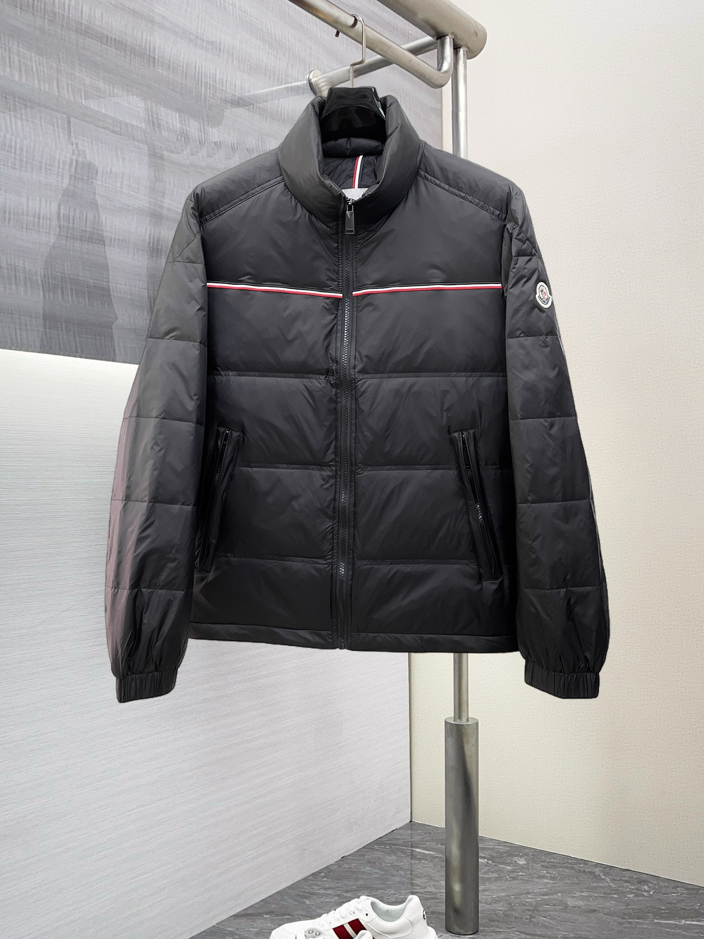 NO:703094,It supports replacement after the end of the year. It is a new autumn and winter down jacket. This is known as the most expensive down jacket in the world, all 90 down. With a classic logo combination, it is full of visual impact at first sight. It has better thermal insulation performance, is light and not heavy, and has good loft recovery after compression, and it can gather heat and lock in temperature!  Personalized color matching design, fresh and energetic!  There are too many versions circulating in the market. In addition to the different fabrics and workmanship, the biggest difference is that the filling is not goose down at all but feather silk or velvet, etc., and it is not easy to distinguish for those who don’t understand. In addition, the fabrics and workmanship are definitely not of the same level. In short, look for us and you will never go astray. All the exclusive full colors are purchased from genuine development. If you understand the quality of our down jackets, you can safely recommend it with your eyes closed. The three standards are complete!  Uniform series for men and women!  Size M-3XL. Maximum wear weight is 200 pounds, Moncler, down jacket,19860909支持年后退换, 蒙口 秋冬新款羽绒服.这款号称羽绒服届最贵的,全部90绒的.带着经典的Logo组合搭配,第一眼看到就是满满的视觉冲击,保暖性能更出色,轻便不厚重,且压缩后的蓬松度恢复性好,聚热锁温！个性的拼色设计,清新有活力！市面流通的版本实在太多了,除了面料做工不同外,最大的区别就是填充物根本不是鹅绒而是羽丝或手感绒等等,而不懂的根本不容易区分.另外面料和做工也绝对不是一个级别,总之认准我们,让你绝对不跑偏,独家全色全部购入正版开发,懂我们家羽绒服质量的,完全可以放心闭眼推.三标齐全！男女同款系列！码数M-3XL.最大穿到200斤,,Moncler,down jacket,,Men's clothing