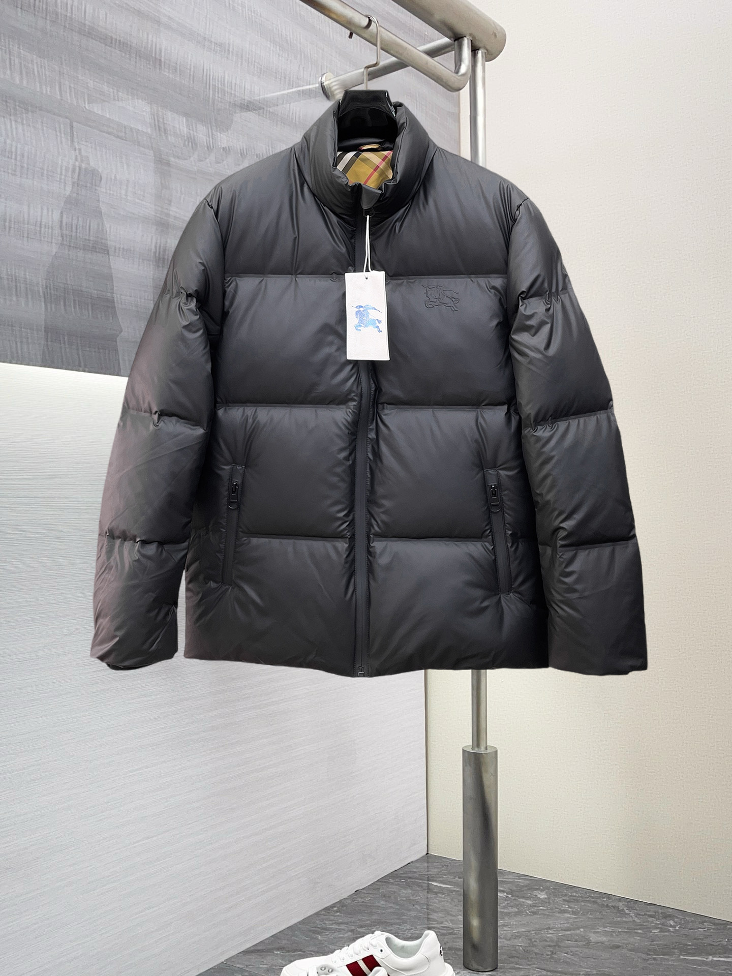 NO:703136,Supporting exchange after the end of the year, Burberry's new autumn and winter down jacket. This is known as the most expensive down jacket in the world, all 90 down. With a classic logo combination, it is full of visual impact at first sight. It has better thermal insulation performance, is light and not heavy, and has good loft recovery after compression, and it can gather heat and lock in temperature!  Personalized color matching design, fresh and energetic!  There are too many versions circulating in the market. In addition to the different fabrics and workmanship, the biggest difference is that the filling is not goose down at all but feather silk or velvet, etc., and it is not easy to distinguish for those who don’t understand. In addition, the fabrics and workmanship are definitely not of the same level. In short, look for us and you will never go astray. All the exclusive full colors are purchased from genuine development. If you understand the quality of our down jackets, you can safely recommend it with your eyes closed. The three standards are complete!  Uniform series for men and women!  Size M-3XL. Can be worn up to 200 pounds, burberry, down jacket,19860909支持年后退换, 巴宝莉 秋冬新款羽绒服.这款号称羽绒服届最贵的,全部90绒的.带着经典的Logo组合搭配,第一眼看到就是满满的视觉冲击,保暖性能更出色,轻便不厚重,且压缩后的蓬松度恢复性好,聚热锁温！个性的拼色设计,清新有活力！市面流通的版本实在太多了,除了面料做工不同外,最大的区别就是填充物根本不是鹅绒而是羽丝或手感绒等等,而不懂的根本不容易区分.另外面料和做工也绝对不是一个级别,总之认准我们,让你绝对不跑偏,独家全色全部购入正版开发,懂我们家羽绒服质量的,完全可以放心闭眼推.三标齐全！男女同款系列！码数M-3XL.最大穿到200斤,,burberry,down jacket,,Men's clothing