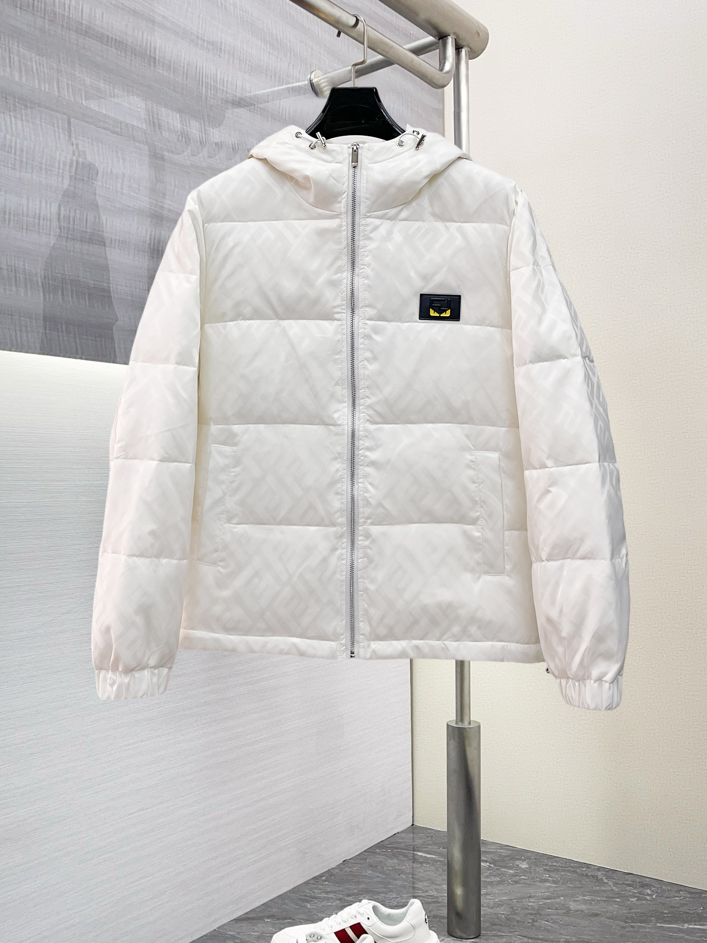 NO:703129,Supporting exchange after the end of the year, Fendi's new autumn and winter down jacket. This is known as the most expensive down jacket in the world, all 90 down. With a classic logo combination, it is full of visual impact at first sight. It has better thermal insulation performance, is light and not heavy, and has good loft recovery after compression, and it can gather heat and lock in temperature!  Personalized color matching design, fresh and energetic!  There are too many versions circulating in the market. In addition to the different fabrics and workmanship, the biggest difference is that the filling is not goose down at all but feather silk or velvet, etc., and it is not easy to distinguish for those who don’t understand. In addition, the fabrics and workmanship are definitely not of the same level. In short, look for us and you will never go astray. All the exclusive full colors are purchased from genuine development. If you understand the quality of our down jackets, you can safely recommend it with your eyes closed. The three standards are complete!  Uniform series for men and women!  Size M-3XL. Maximum wear capacity is 200 pounds, fendi, down jacket,19860909支持年后退换, 芬迪 秋冬新款羽绒服.这款号称羽绒服届最贵的,全部90绒的.带着经典的Logo组合搭配,第一眼看到就是满满的视觉冲击,保暖性能更出色,轻便不厚重,且压缩后的蓬松度恢复性好,聚热锁温！个性的拼色设计,清新有活力！市面流通的版本实在太多了,除了面料做工不同外,最大的区别就是填充物根本不是鹅绒而是羽丝或手感绒等等,而不懂的根本不容易区分.另外面料和做工也绝对不是一个级别,总之认准我们,让你绝对不跑偏,独家全色全部购入正版开发,懂我们家羽绒服质量的,完全可以放心闭眼推.三标齐全！男女同款系列！码数M-3XL.最大穿到200斤,,fendi,down jacket,,Men's clothing