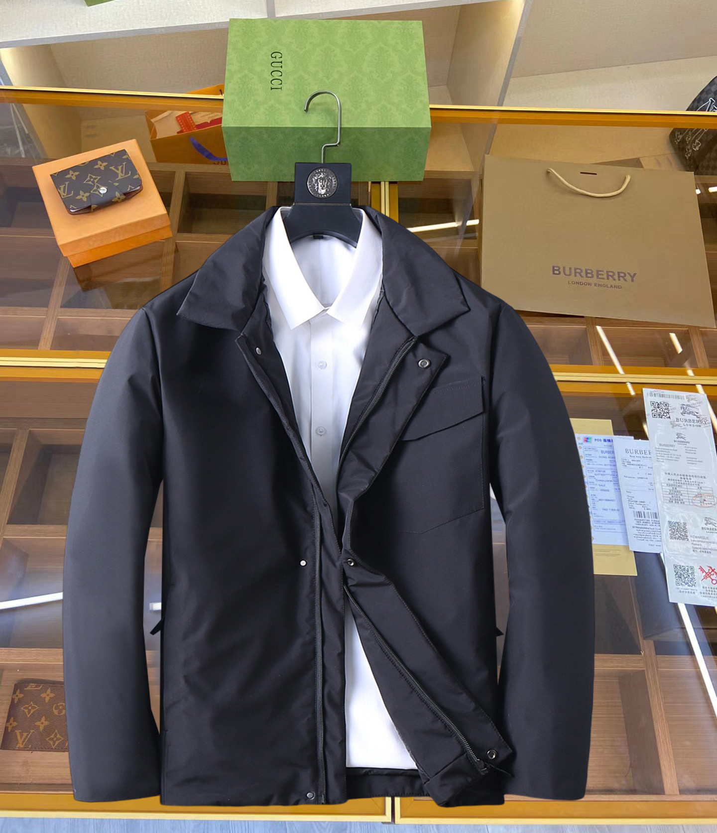 NO:711980,Supporting exchange after the end of the year, Prada's new 2025 autumn and winter down jacket. This is known as the most expensive down jacket in the world, all 90 down. With a classic logo combination, it is full of visual impact at first sight. It has better thermal insulation performance, is light and not heavy, and has good loft recovery after compression, and it can gather heat and lock in temperature!  Personalized color matching design, fresh and energetic!  There are too many versions circulating in the market. In addition to the different fabrics and workmanship, the biggest difference is that the filling is not goose down at all but feather silk or velvet, etc., and it is not easy to distinguish for those who don’t understand. In addition, the fabrics and workmanship are definitely not of the same level. In short, look for us and you will never go astray. All the exclusive full colors are purchased from genuine development. If you understand the quality of our down jackets, you can safely recommend it with your eyes closed. The three standards are complete!  Uniform series for men and women!  Size M-3XL. Maximum wear is 200 pounds, prada, down jacket,19860909支持年后退换, 普拉达 2025秋冬新款羽绒服.这款号称羽绒服届最贵的,全部90绒的.带着经典的Logo组合搭配,第一眼看到就是满满的视觉冲击,保暖性能更出色,轻便不厚重,且压缩后的蓬松度恢复性好,聚热锁温！个性的拼色设计,清新有活力！市面流通的版本实在太多了,除了面料做工不同外,最大的区别就是填充物根本不是鹅绒而是羽丝或手感绒等等,而不懂的根本不容易区分.另外面料和做工也绝对不是一个级别,总之认准我们,让你绝对不跑偏,独家全色全部购入正版开发,懂我们家羽绒服质量的,完全可以放心闭眼推.三标齐全！男女同款系列！码数M-3XL.最大穿到200斤,,prada,down jacket,,Men's clothing