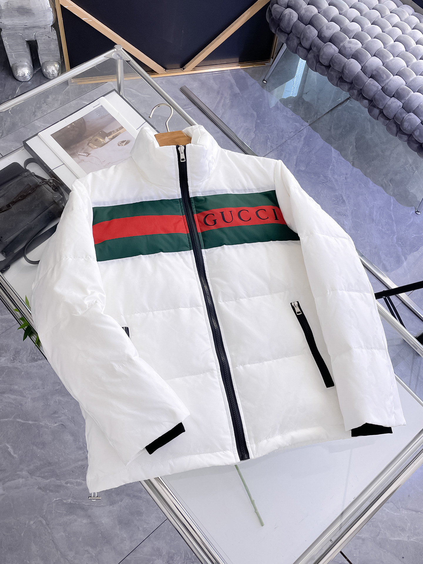 NO:732075,Gucci 2025 autumn and winter new down jacket. Original 1:1 customized hardware accessories, all imported and original customization. Welcome to compare at the counter. Absolutely high quality. Made of top 95 velvet. Super soft. Filled with feathers and fluffy. Super heavy fabrics with perfect workmanship. Pay attention to the fabrics are super comfortable. Exclusive model. Non-market goods. A1. Same size for men and women. M ~ XXXL,, down jacket,19860909古奇 2025秋冬新款羽绒服 原版1:1订制五金配件全进口原版定制 欢迎专柜对比 绝对的高品质 采用顶级95绒 超柔软 充羽量蓬松饱满 超级重面料做工杠杠的版型完美 注意面料超舒服 独家款 非市场货 A1 男女同款尺码M ～XXXL,,down jacket,,Men's clothing