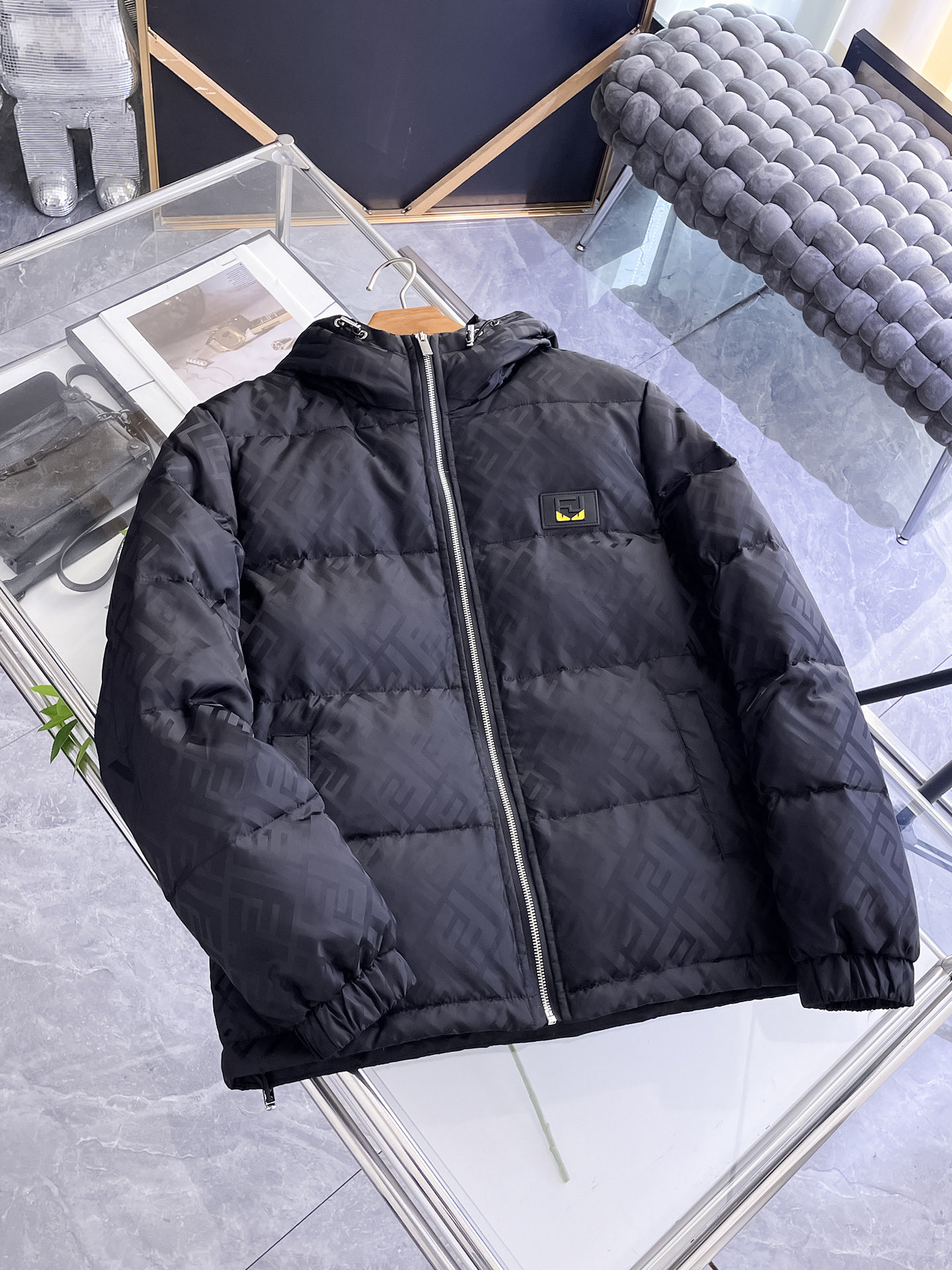 NO:732080,Fendi 2025 autumn and winter new down jacket. Original 1:1 custom-made hardware accessories, all imported and original customization. Welcome to compare at the counter. Absolutely high quality. Made of top-grade 95 velvet. Super soft. Full and fluffy. Super heavy fabric. Perfect workmanship. Pay attention to the fabric. Super comfortable. Exclusive model. Non-market goods. A1. Same size for men and women. M ~ XXXL,, fendi, down jacket,19860909芬迪 2025秋冬新款羽绒服 原版1:1订制五金配件全进口原版定制 欢迎专柜对比 绝对的高品质 采用顶级95绒 超柔软 充羽量蓬松饱满 超级重面料做工杠杠的版型完美 注意面料超舒服 独家款 非市场货 A1 男女同款尺码M ～XXXL,,fendi,down jacket,,Men's clothing