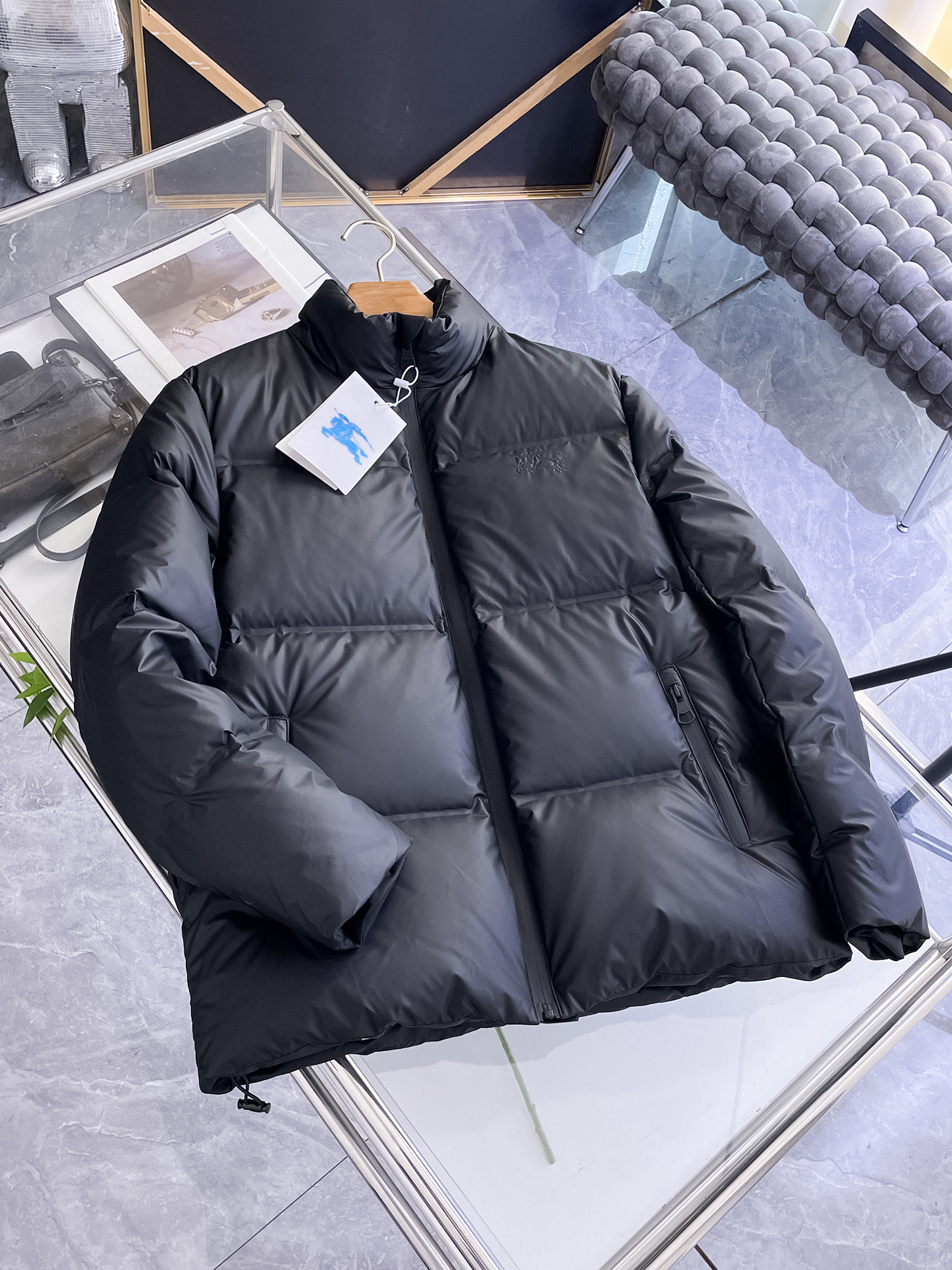 NO:732093,Burberry 2025 new autumn and winter down jacket. Original 1:1 customized hardware accessories, all imported and original customization. Welcome to compare at the counter. Absolutely high quality. Made of top-grade 95 down. Super soft. Full and fluffy. Super heavy fabric. Perfect workmanship. Pay attention to the fabric. Super comfortable. Exclusive model. Non-market product. A1. Same size for men and women. M ~ XXXL,, burberry, down jacket,19860909巴宝莉 2025秋冬新款羽绒服 原版1:1订制五金配件全进口原版定制 欢迎专柜对比 绝对的高品质 采用顶级95绒 超柔软 充羽量蓬松饱满 超级重面料做工杠杠的版型完美 注意面料超舒服 独家款 非市场货 A1 男女同款尺码M ～XXXL,,burberry,down jacket,,Men's clothing