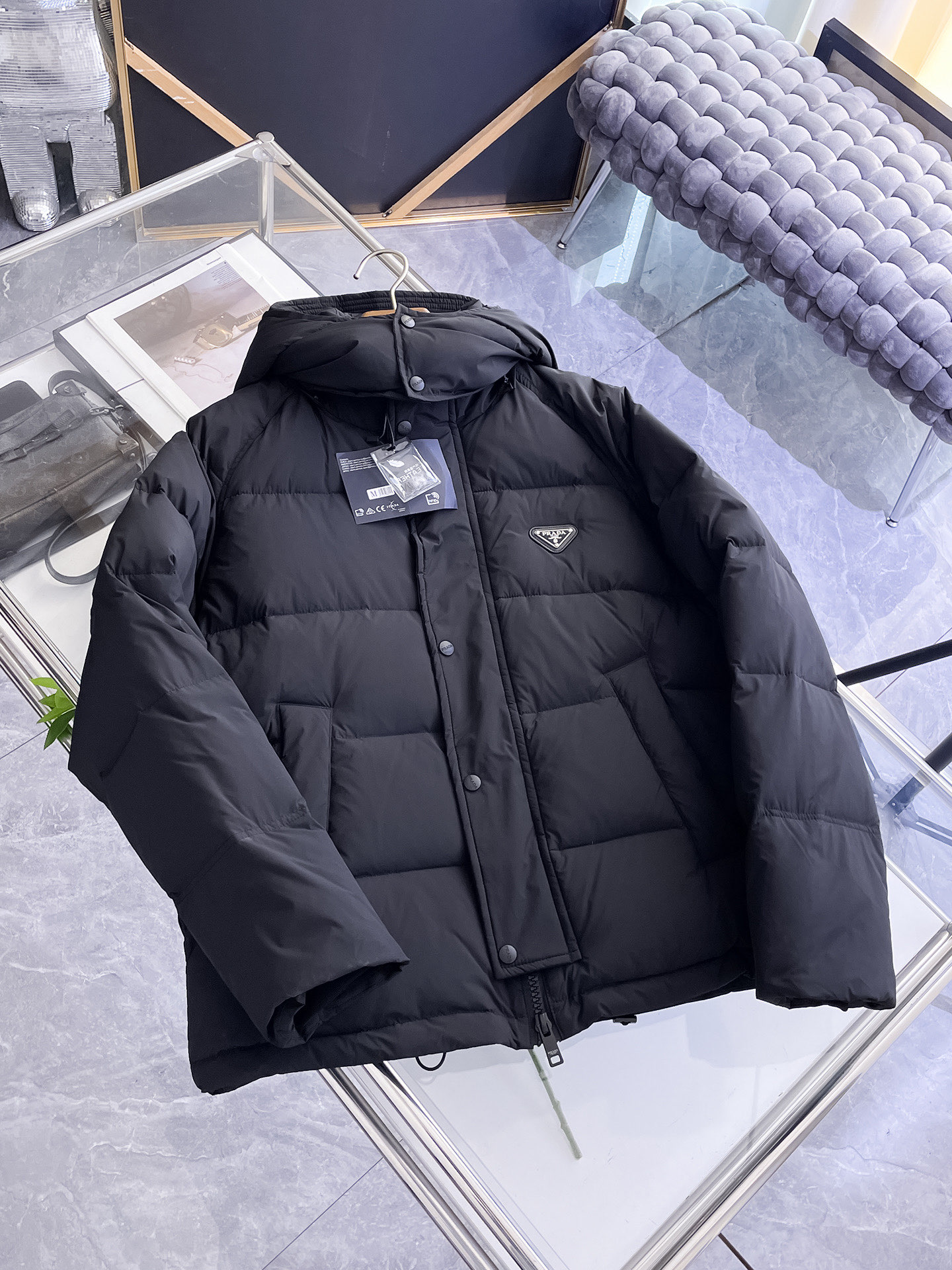 NO:732100,Prada 2025 new autumn and winter down jacket. Original 1:1 customized hardware accessories, all imported and original customization. Welcome to compare at the counter. Absolutely high quality. Made of top-grade 95 velvet. Super soft. Filled with feathers and fluffy. Super heavy fabrics with perfect workmanship. Pay attention to the fabrics are super comfortable. Exclusive model. Non-market goods. A1. Same size for men and women. M ~ XXXL,, prada, down jacket,19860909普拉达 2025秋冬新款羽绒服 原版1:1订制五金配件全进口原版定制 欢迎专柜对比 绝对的高品质 采用顶级95绒 超柔软 充羽量蓬松饱满 超级重面料做工杠杠的版型完美 注意面料超舒服 独家款 非市场货 A1 男女同款尺码M ～XXXL,,prada,down jacket,,Men's clothing