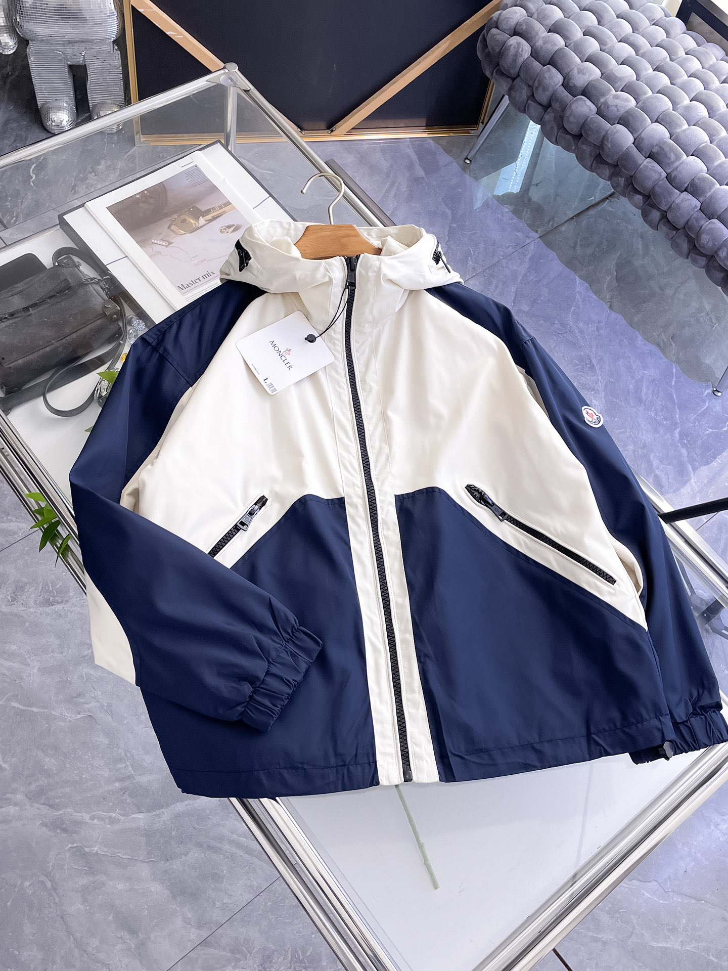 NO:732190,Mengkou 2026 new spring jacket, the new product on the show is in perfect condition, comfortable and warm, complete with three labels, full and attractive color, very outstanding design, easily upgrades the sense of fashion, the workmanship is extremely sophisticated and rigorous, and the wiring is neat and meticulous!  A masterpiece from a famous designer!  The upper body does not look bloated and is super handsome!  Available sizes M ~ XXXL,,Moncler,jackets & coats,jackets & coats,19860909蒙口 2026开春新款夹克外套,秀场新品品相非常完美,舒适保暖,三标齐全色泽饱满诱人,非常出彩的设计,轻松将时髦感进阶,做工极为考究严谨,走线工整细致！大牌设计师巨作！上身不显臃肿、超级帅气！现货码数M ～ XXXL,,Moncler,jackets & coats,jackets & coats,,Men's clothing