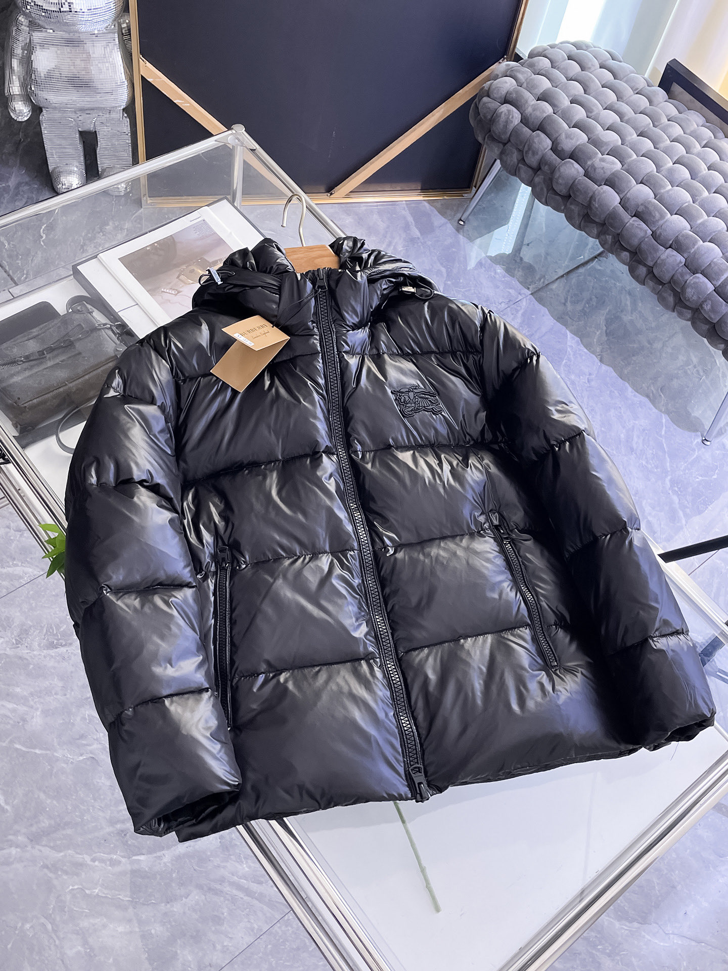 NO:732103,Burberry 2025 new autumn and winter down jacket. Original 1:1 customized hardware accessories, all imported and original customization. Welcome to compare at the counter. Absolutely high quality. Made of top-grade 95 down. Super soft. Full and fluffy. Super heavy fabric. Perfect workmanship. Pay attention to the fabric. Super comfortable. Exclusive model. Non-market product. A1. Same size for men and women. M ~ XXXL,, burberry, down jacket,19860909巴宝莉 2025秋冬新款羽绒服 原版1:1订制五金配件全进口原版定制 欢迎专柜对比 绝对的高品质 采用顶级95绒 超柔软 充羽量蓬松饱满 超级重面料做工杠杠的版型完美 注意面料超舒服 独家款 非市场货 A1 男女同款尺码M ～XXXL,,burberry,down jacket,,Men's clothing