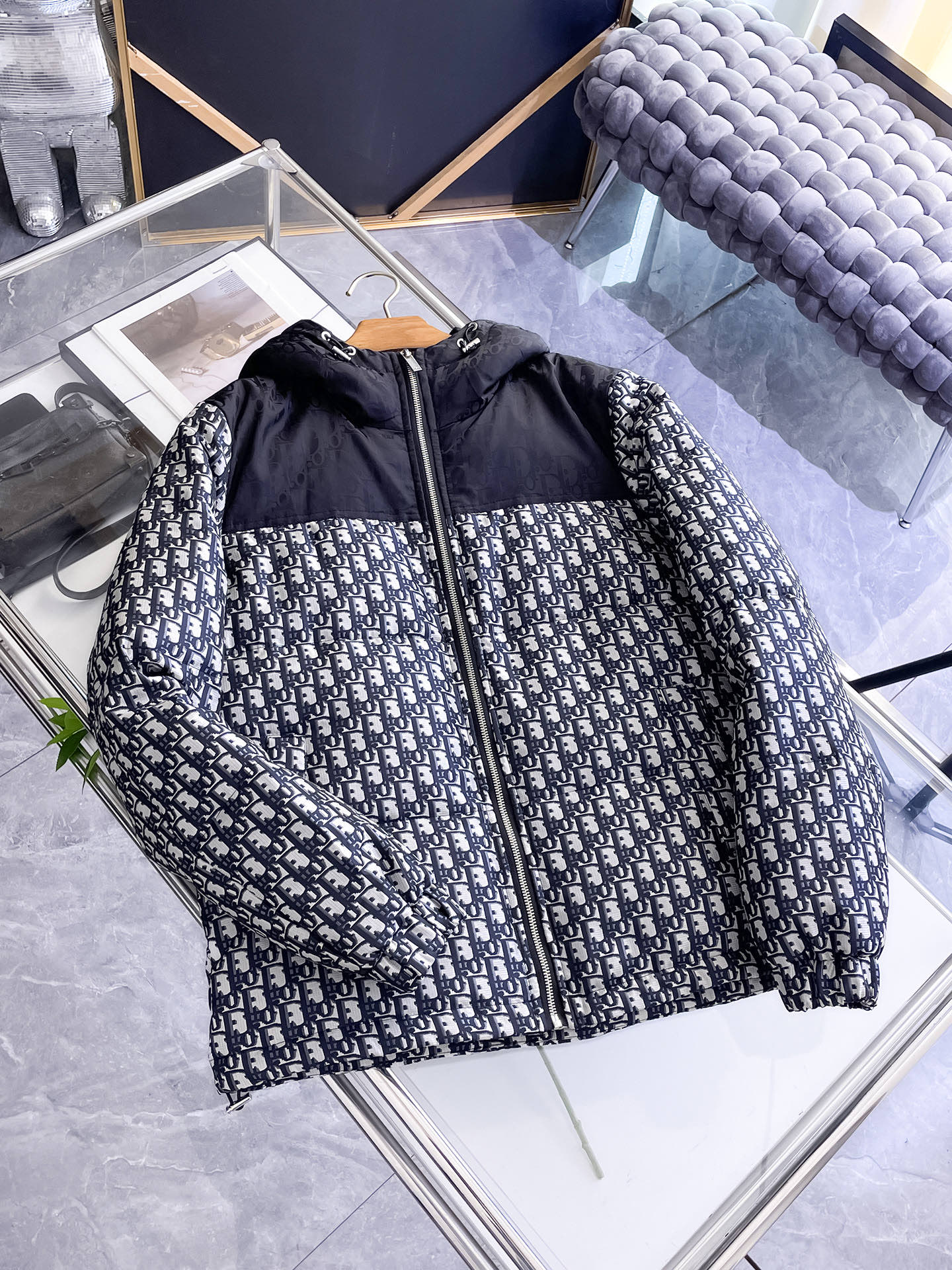 NO:732106,Dior 2025 autumn and winter new down jacket. Original 1:1 customized hardware accessories, all imported and original customization. Welcome to compare at the counter. Absolutely high quality. Made of top-grade 95 down. Super soft. Filled with feathers and fluffy. Super heavy fabrics with perfect workmanship. Pay attention to the fabrics are super comfortable. Exclusive model. Non-market goods. A1. Same size for men and women. M ~XXXL, dior, down jacket,19860909迪奥 2025秋冬新款羽绒服 原版1:1订制五金配件全进口原版定制 欢迎专柜对比 绝对的高品质 采用顶级95绒 超柔软 充羽量蓬松饱满 超级重面料做工杠杠的版型完美 注意面料超舒服 独家款 非市场货 A1 男女同款尺码M ～XXXL,,dior,down jacket,,Men's clothing