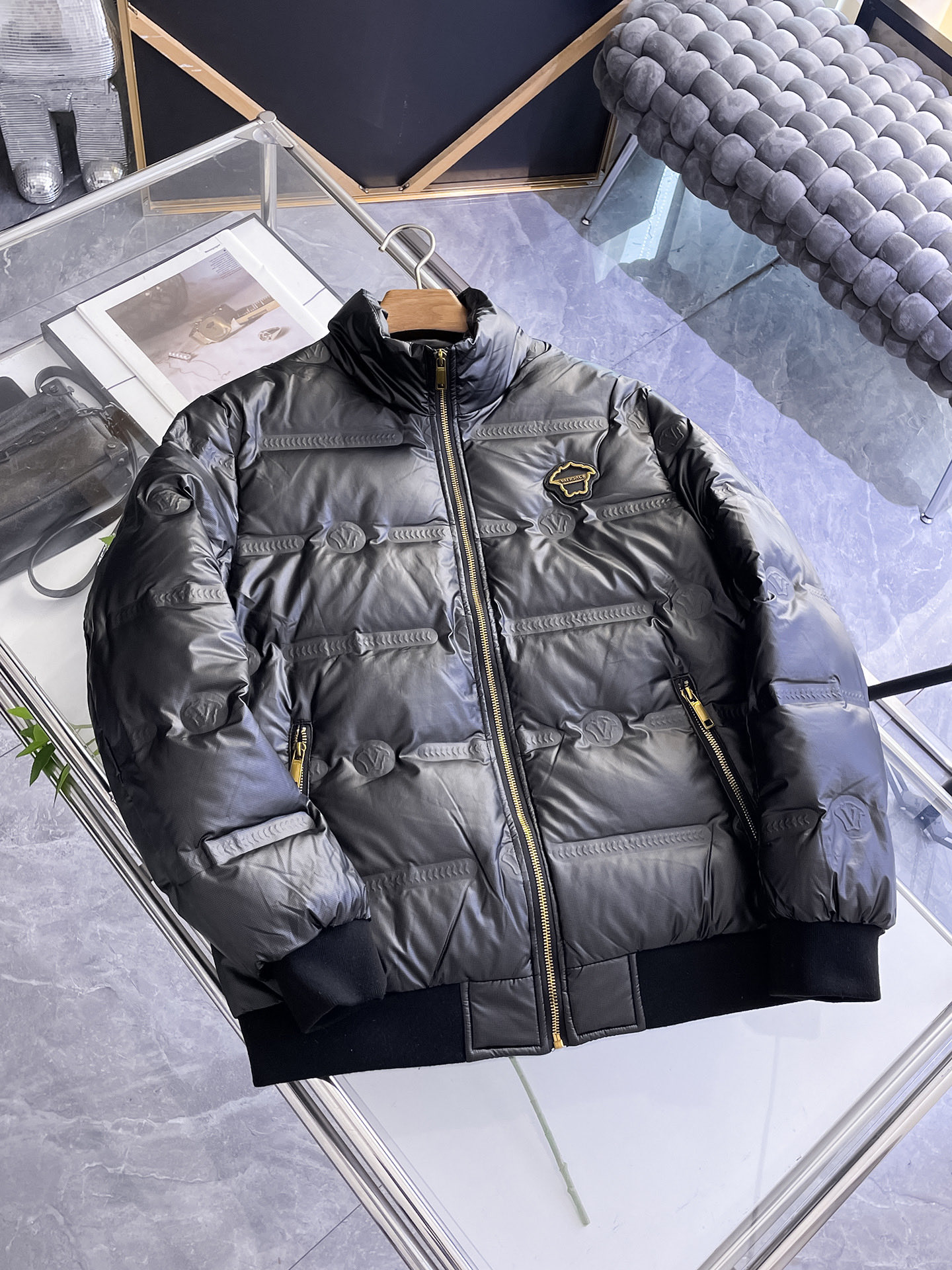 NO:732090,Versace 2025 autumn and winter new down jacket. Original 1:1 customized hardware accessories, all imported and original customization. Welcome to compare at the counter. Absolutely high quality. Made of top 95 velvet. Super soft. Full and fluffy. Super heavy fabric. Perfect workmanship. Pay attention to the fabric. Super comfortable. Exclusive model. Non-market goods. A1. Same size for men and women. M ~XXXL,,versace, down jacket,19860909范思哲 2025秋冬新款羽绒服 原版1:1订制五金配件全进口原版定制 欢迎专柜对比 绝对的高品质 采用顶级95绒 超柔软 充羽量蓬松饱满 超级重面料做工杠杠的版型完美 注意面料超舒服 独家款 非市场货 A1 男女同款尺码M ～XXXL,,versace,down jacket,,Men's clothing