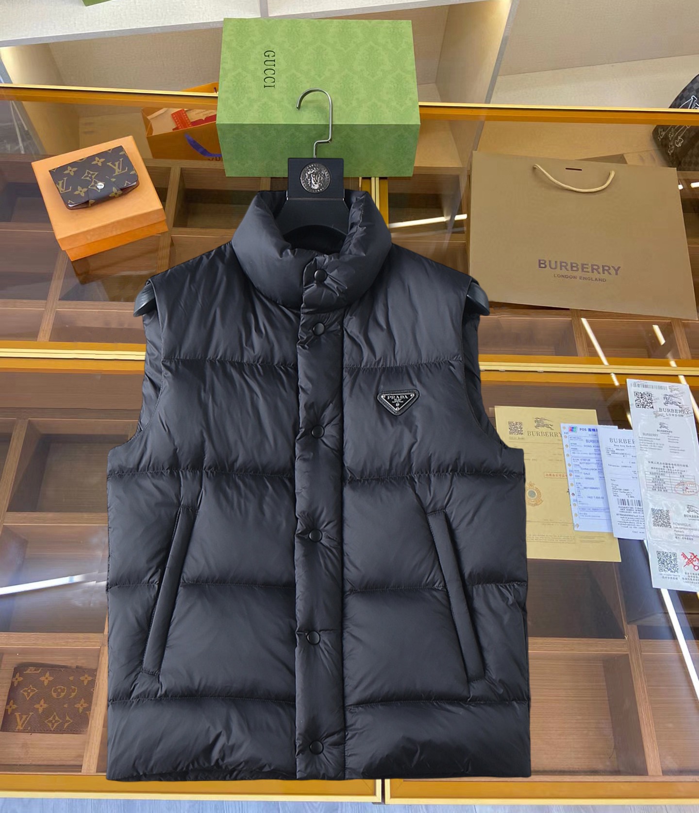 NO:711964,Supporting exchanges after the year, Prada exclusively provides the latest fashionable autumn and winter down vests, with classic design and stunning appearance. The quality is impeccable and quality control allows you to buy it directly. It is a high-end product that cannot be faulted! You can feel its powerful aura through the detailed pictures. It has a remarkable effect of gathering heat and keeping warm, so you don’t have to worry about getting a little chilly! With both fashion and functionality, the whole model looks more luxurious! Size 48-56,,prada,down jacket,19860909支持年后退换, 普拉达 独家专供最新时尚秋冬羽绒马甲,经典设计感与颜值爆棚的,品质更是无法挑剔品控可以直接入手,不容过错的高端臻品！通过细节图片便可感受到它强悍的气场,聚温保暖效果显著,完全不用担心会有一点寒意！时尚与功能性兼备,wt整款显得更加的奢华大气！ 尺码48-56,,prada,down jacket,,Men's clothing