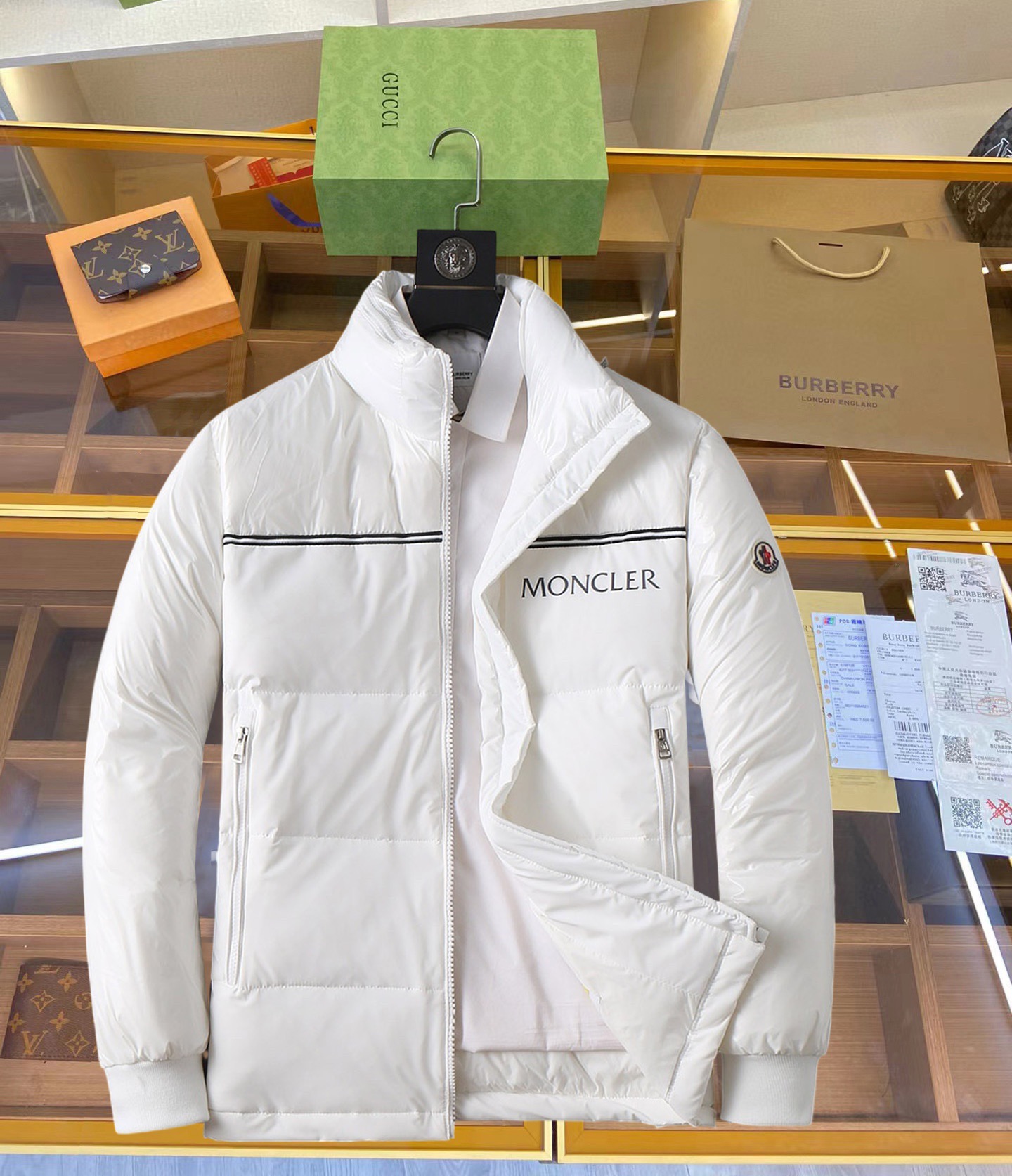 NO:711967,Supporting exchange after the end of the year, Mengkou's 2025 autumn and winter new down jacket. This is known as the most expensive down jacket in the world, all 90 down. With a classic logo combination, it is full of visual impact at first sight. It has better thermal insulation performance, is light and not heavy, and has good loft recovery after compression, and it can gather heat and lock in temperature!  Personalized color matching design, fresh and energetic!  There are too many versions circulating in the market. In addition to the different fabrics and workmanship, the biggest difference is that the filling is not goose down at all but feather silk or velvet, etc., and it is not easy to distinguish for those who don’t understand. In addition, the fabrics and workmanship are definitely not of the same level. In short, look for us and you will never go astray. All the exclusive full colors are purchased from genuine development. If you understand the quality of our down jackets, you can safely recommend it with your eyes closed. The three standards are complete!  Uniform series for men and women!  Size M-3XL. Maximum wear weight is 200 pounds, Moncler, down jacket,19860909支持年后退换, 蒙口 2025秋冬新款羽绒服.这款号称羽绒服届最贵的,全部90绒的.带着经典的Logo组合搭配,第一眼看到就是满满的视觉冲击,保暖性能更出色,轻便不厚重,且压缩后的蓬松度恢复性好,聚热锁温！个性的拼色设计,清新有活力！市面流通的版本实在太多了,除了面料做工不同外,最大的区别就是填充物根本不是鹅绒而是羽丝或手感绒等等,而不懂的根本不容易区分.另外面料和做工也绝对不是一个级别,总之认准我们,让你绝对不跑偏,独家全色全部购入正版开发,懂我们家羽绒服质量的,完全可以放心闭眼推.三标齐全！男女同款系列！码数M-3XL.最大穿到200斤,,Moncler,down jacket,,Men's clothing