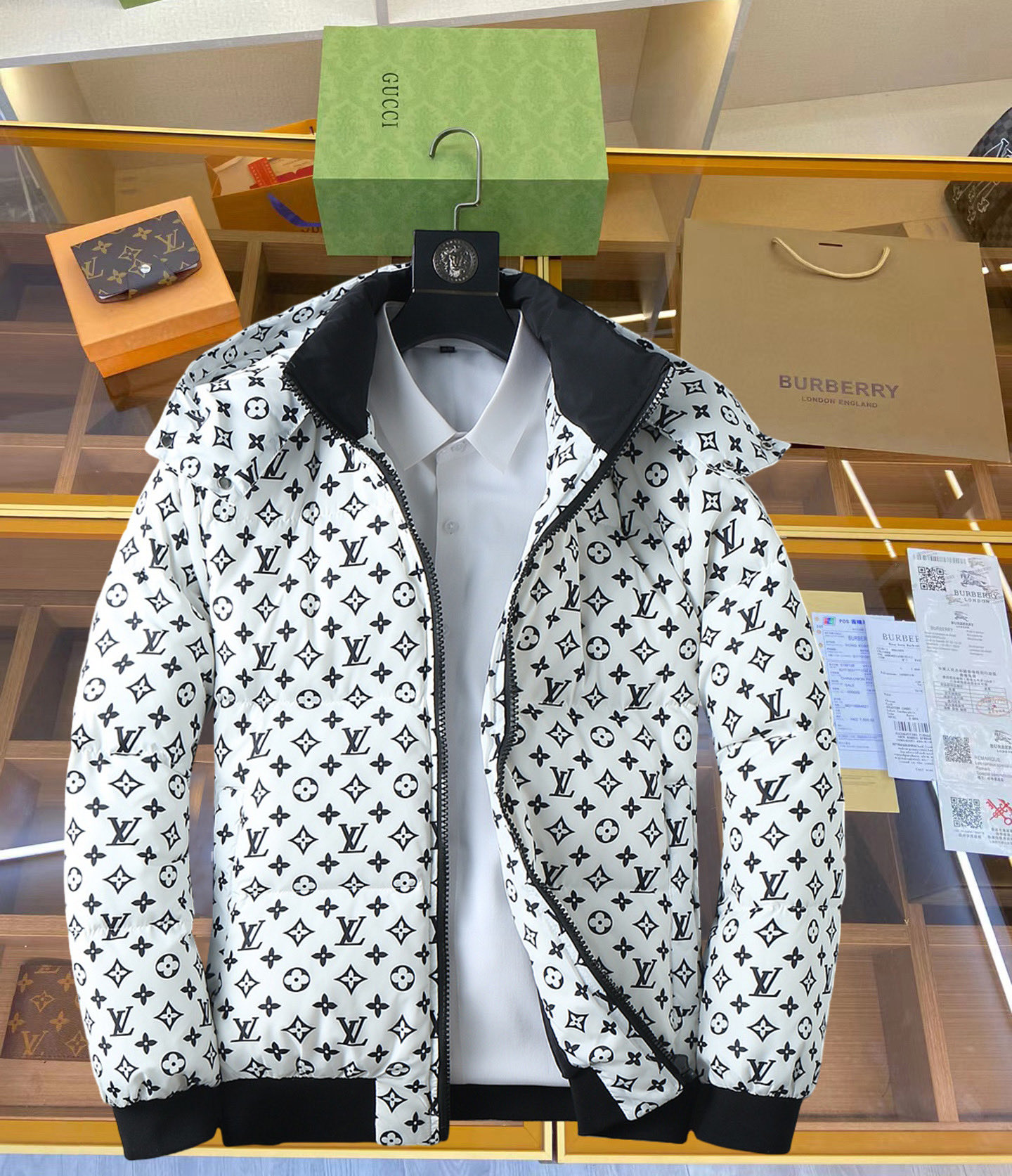 NO:712009,Supporting exchange after the year, LV’s new 2025 autumn and winter down jacket. This is known as the most expensive down jacket in the world, all 90 down. With a classic logo combination, it is full of visual impact at first sight. It has better thermal insulation performance, is light and not heavy, and has good loft recovery after compression, and it can gather heat and lock in temperature!  Personalized color matching design, fresh and energetic!  There are too many versions circulating in the market. In addition to the different fabrics and workmanship, the biggest difference is that the filling is not goose down at all but feather silk or velvet, etc., and it is not easy to distinguish for those who don’t understand. In addition, the fabrics and workmanship are definitely not of the same level. In short, look for us and you will never go astray. All the exclusive full colors are purchased from genuine development. If you understand the quality of our down jackets, you can safely recommend it with your eyes closed. The three standards are complete!  Uniform series for men and women!  Size M-3XL. Maximum wear capacity is 200 pounds, Louis Vuitton, down jacket,19860909支持年后退换, LV 2025秋冬新款羽绒服.这款号称羽绒服届最贵的,全部90绒的.带着经典的Logo组合搭配,第一眼看到就是满满的视觉冲击,保暖性能更出色,轻便不厚重,且压缩后的蓬松度恢复性好,聚热锁温！个性的拼色设计,清新有活力！市面流通的版本实在太多了,除了面料做工不同外,最大的区别就是填充物根本不是鹅绒而是羽丝或手感绒等等,而不懂的根本不容易区分.另外面料和做工也绝对不是一个级别,总之认准我们,让你绝对不跑偏,独家全色全部购入正版开发,懂我们家羽绒服质量的,完全可以放心闭眼推.三标齐全！男女同款系列！码数M-3XL.最大穿到200斤,,louis vuitton,down jacket,,Men's clothing