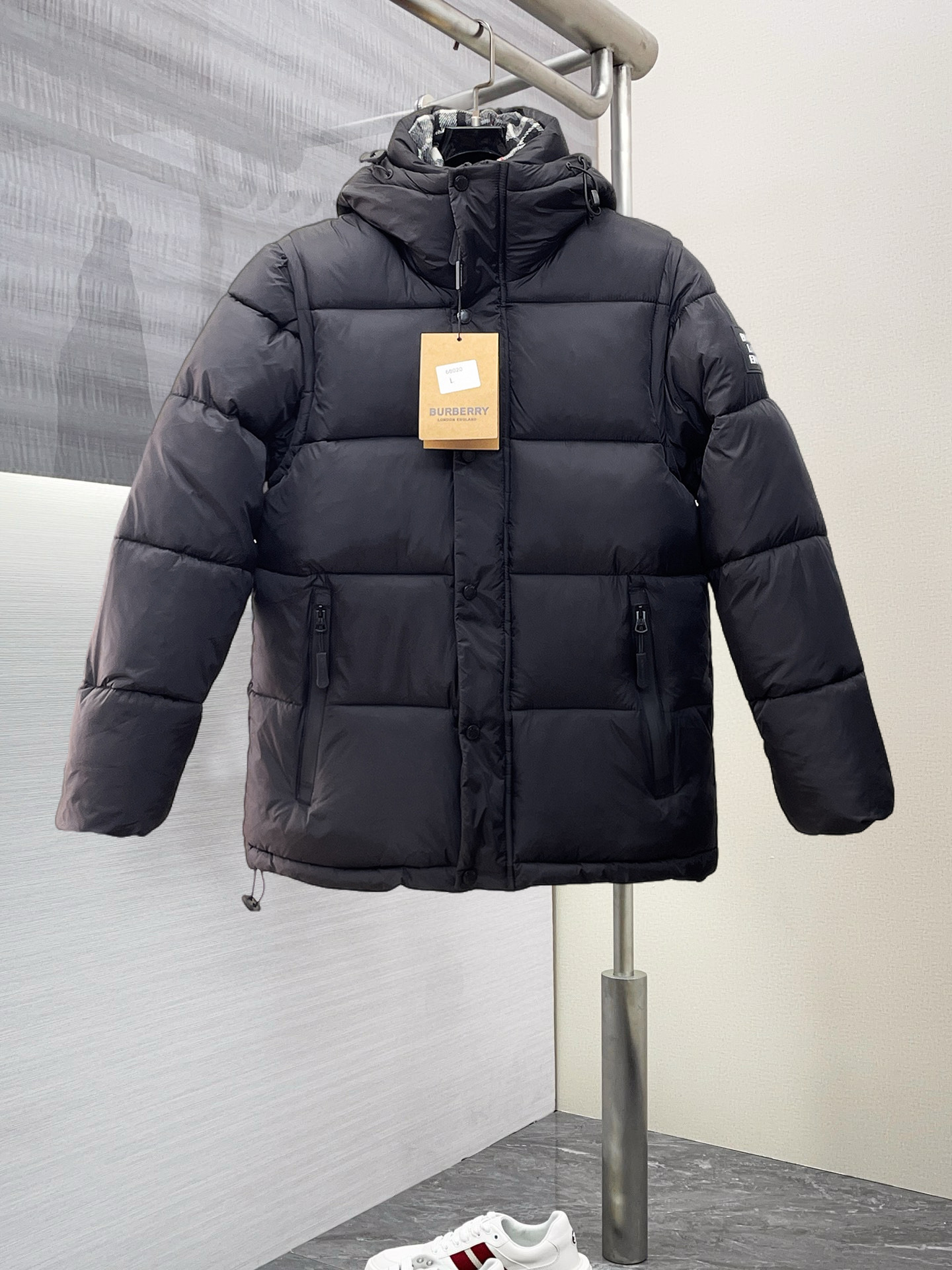 NO:703114,Supports replacement after the new year, Burberry is detachable, new autumn and winter down jacket. This is known as the most expensive down jacket in the world, all 90 down. With the classic logo combination, it is full of visual impact at first sight, with better thermal insulation performance, light and not heavy, and the loft recovery after compression is good, and it can gather heat and lock in temperature!  Personalized color matching design, fresh and energetic!  There are too many versions circulating in the market. In addition to the different fabrics and workmanship, the biggest difference is that the filling is not goose down at all but feather silk or velvet, etc., and it is not easy to distinguish for those who don’t understand. In addition, the fabrics and workmanship are definitely not of the same level. In short, look for us and you will never go astray. All the exclusive full colors are purchased from genuine development. If you understand the quality of our down jackets, you can safely recommend it with your eyes closed. The three standards are complete!  Uniform series for men and women!  Size M-3XL. Can be worn up to 200 pounds, burberry, down jacket,19860909支持年后退换, 巴宝莉 可拆开,秋冬新款羽绒服.这款号称羽绒服届最贵的,全部90绒的.带着经典的Logo组合搭配,第一眼看到就是满满的视觉冲击,保暖性能更出色,轻便不厚重,且压缩后的蓬松度恢复性好,聚热锁温！个性的拼色设计,清新有活力！市面流通的版本实在太多了,除了面料做工不同外,最大的区别就是填充物根本不是鹅绒而是羽丝或手感绒等等,而不懂的根本不容易区分.另外面料和做工也绝对不是一个级别,总之认准我们,让你绝对不跑偏,独家全色全部购入正版开发,懂我们家羽绒服质量的,完全可以放心闭眼推.三标齐全！男女同款系列！码数M-3XL.最大穿到200斤,,burberry,down jacket,,Men's clothing