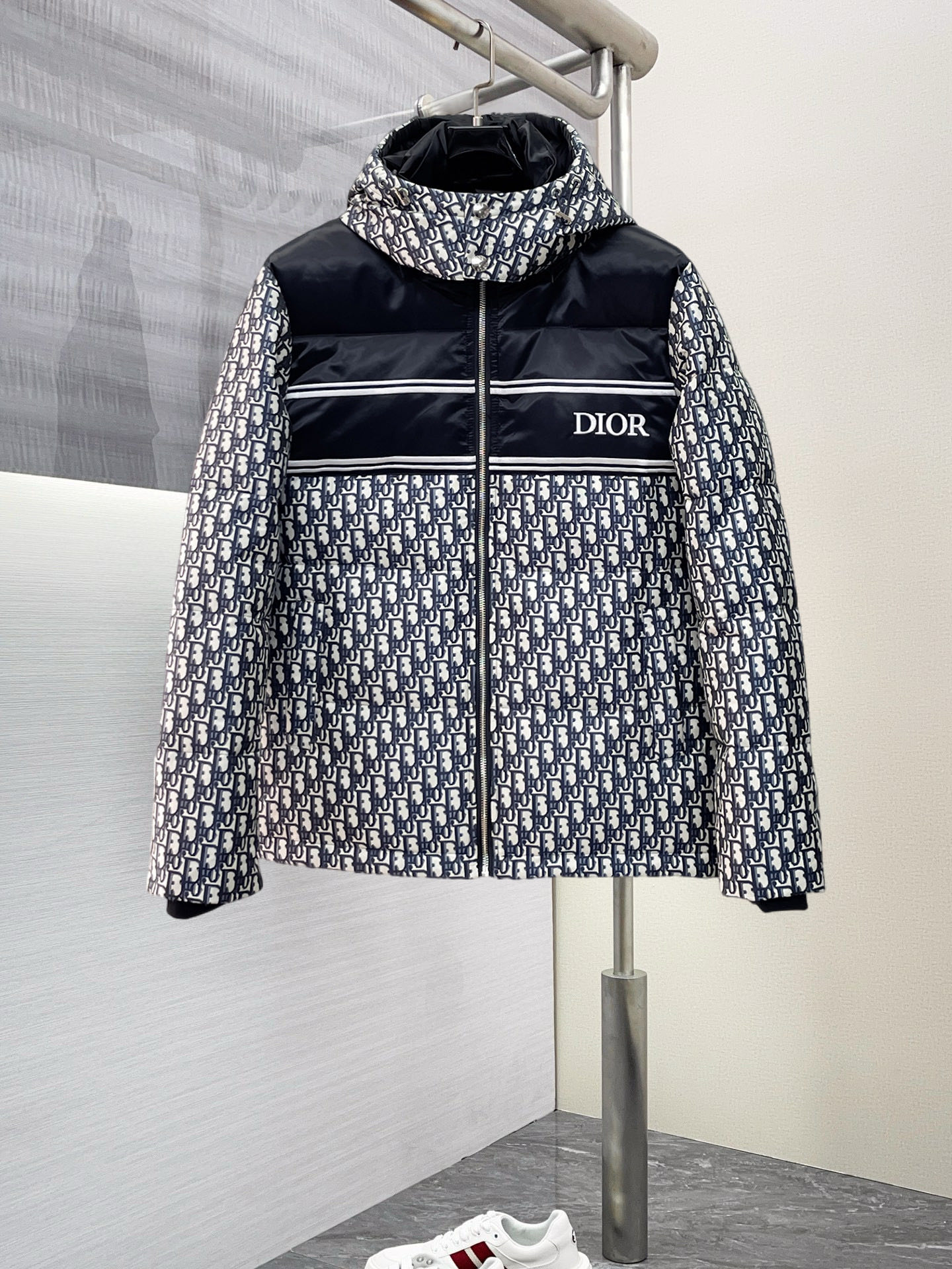 NO:703101,Supporting exchange after the end of the year, Dior's new autumn and winter down jacket. This is known as the most expensive down jacket in the world, all 90 down. With a classic logo combination, it is full of visual impact at first sight. It has better thermal insulation performance, is light and not heavy, and has good loft recovery after compression, and it can gather heat and lock in temperature!  Personalized color matching design, fresh and energetic!  There are too many versions circulating in the market. In addition to the different fabrics and workmanship, the biggest difference is that the filling is not goose down at all but feather silk or velvet, etc., and it is not easy to distinguish for those who don’t understand. In addition, the fabrics and workmanship are definitely not of the same level. In short, look for us and you will never go astray. All the exclusive full colors are purchased from genuine development. If you understand the quality of our down jackets, you can safely recommend it with your eyes closed. The three standards are complete!  Uniform series for men and women!  Size M-3XL. Maximum wear capacity is 200 pounds, dior, down jacket,19860909支持年后退换, 迪奥 秋冬新款羽绒服.这款号称羽绒服届最贵的,全部90绒的.带着经典的Logo组合搭配,第一眼看到就是满满的视觉冲击,保暖性能更出色,轻便不厚重,且压缩后的蓬松度恢复性好,聚热锁温！个性的拼色设计,清新有活力！市面流通的版本实在太多了,除了面料做工不同外,最大的区别就是填充物根本不是鹅绒而是羽丝或手感绒等等,而不懂的根本不容易区分.另外面料和做工也绝对不是一个级别,总之认准我们,让你绝对不跑偏,独家全色全部购入正版开发,懂我们家羽绒服质量的,完全可以放心闭眼推.三标齐全！男女同款系列！码数M-3XL.最大穿到200斤,,dior,down jacket,,Men's clothing