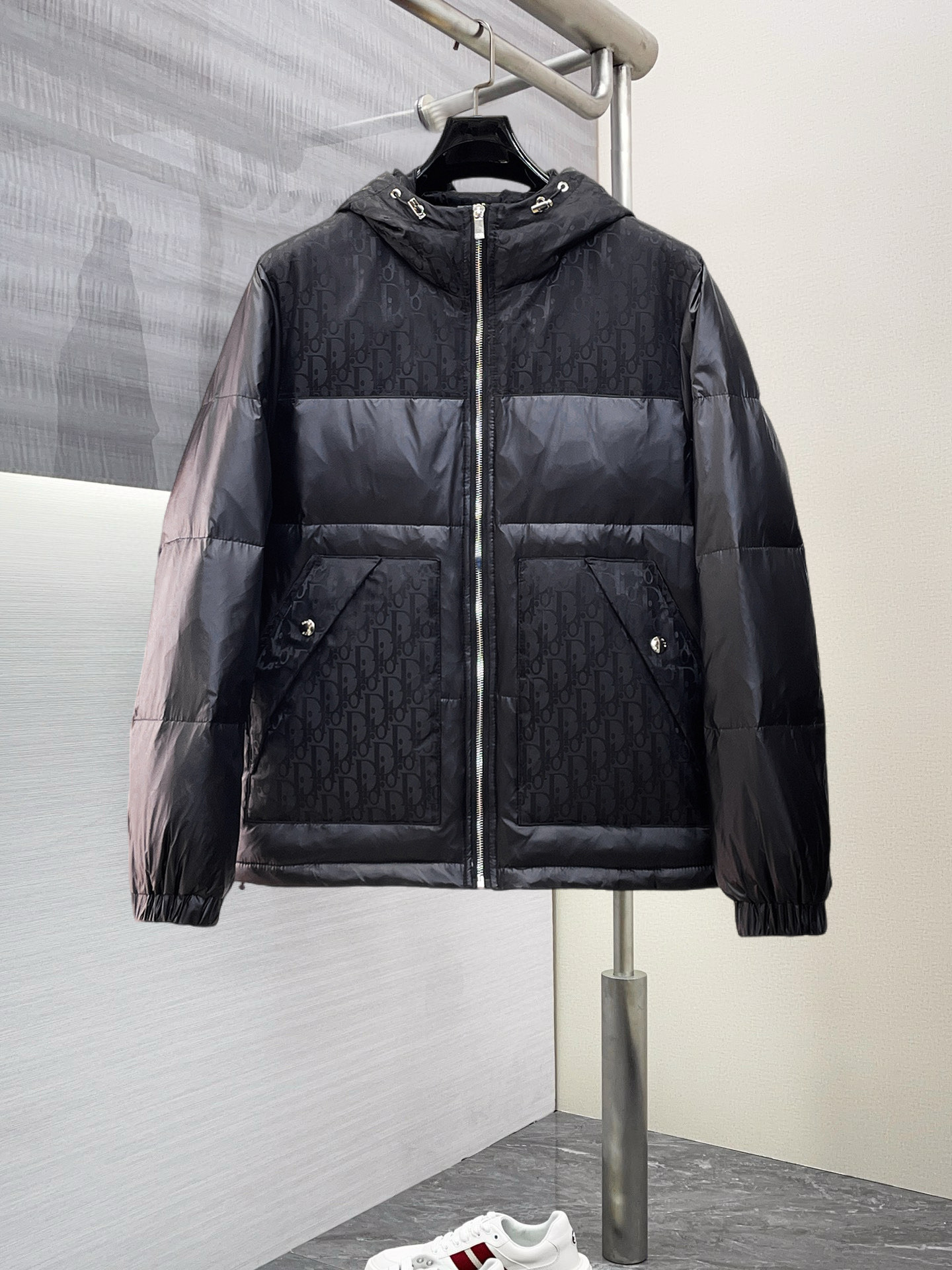 NO:703130,Supporting exchange after the end of the year, Dior's new autumn and winter down jacket. This is known as the most expensive down jacket in the world, all 90 down. With a classic logo combination, it is full of visual impact at first sight. It has better thermal insulation performance, is light and not heavy, and has good loft recovery after compression, and it can gather heat and lock in temperature!  Personalized color matching design, fresh and energetic!  There are too many versions circulating in the market. In addition to the different fabrics and workmanship, the biggest difference is that the filling is not goose down at all but feather silk or velvet, etc., and it is not easy to distinguish for those who don’t understand. In addition, the fabrics and workmanship are definitely not of the same level. In short, look for us and you will never go astray. All the exclusive full colors are purchased from genuine development. If you understand the quality of our down jackets, you can safely recommend it with your eyes closed. The three standards are complete!  Uniform series for men and women!  Size M-3XL. Maximum wear capacity is 200 pounds, dior, down jacket,19860909支持年后退换, 迪奥 秋冬新款羽绒服.这款号称羽绒服届最贵的,全部90绒的.带着经典的Logo组合搭配,第一眼看到就是满满的视觉冲击,保暖性能更出色,轻便不厚重,且压缩后的蓬松度恢复性好,聚热锁温！个性的拼色设计,清新有活力！市面流通的版本实在太多了,除了面料做工不同外,最大的区别就是填充物根本不是鹅绒而是羽丝或手感绒等等,而不懂的根本不容易区分.另外面料和做工也绝对不是一个级别,总之认准我们,让你绝对不跑偏,独家全色全部购入正版开发,懂我们家羽绒服质量的,完全可以放心闭眼推.三标齐全！男女同款系列！码数M-3XL.最大穿到200斤,,dior,down jacket,,Men's clothing