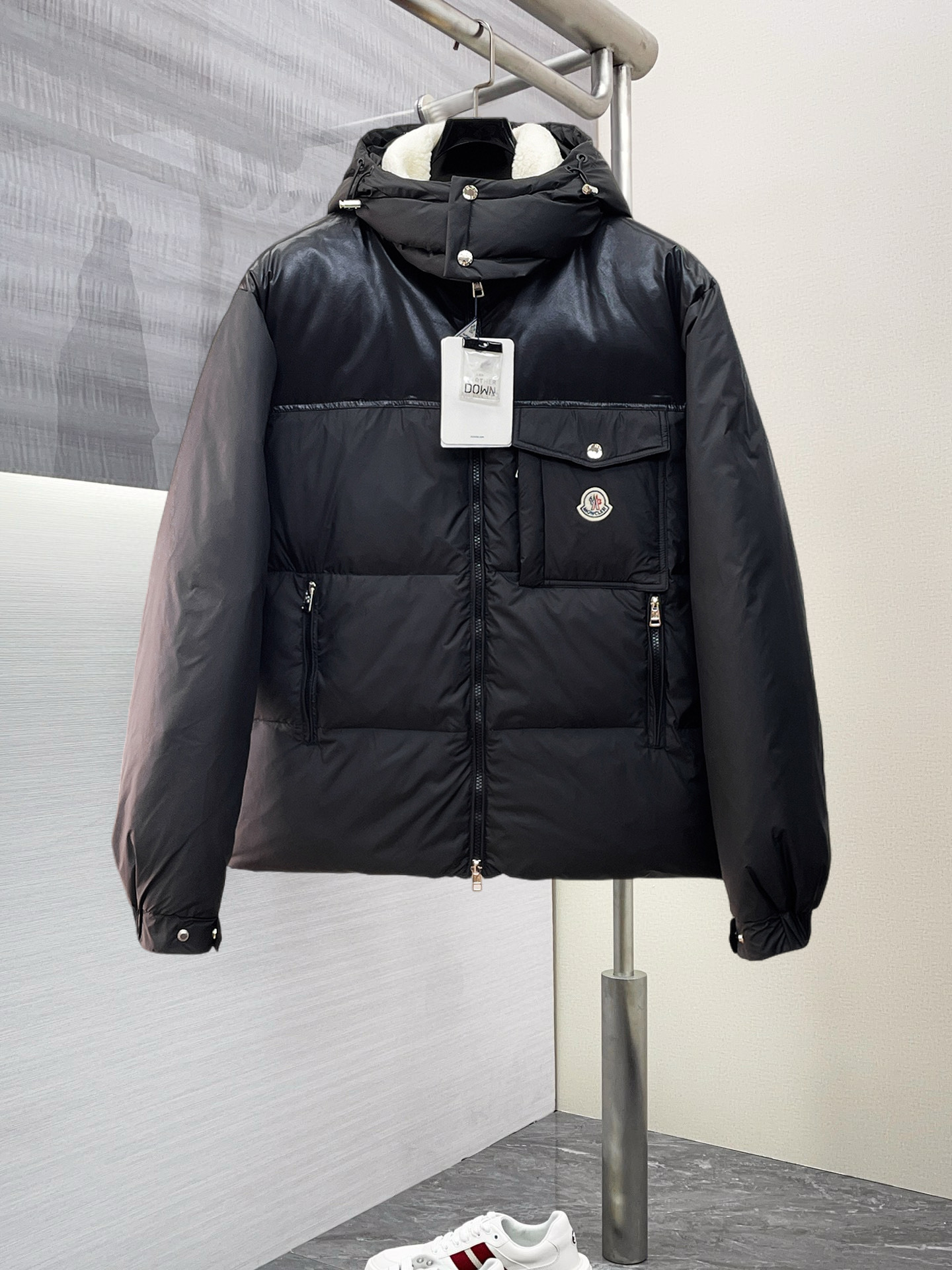 NO:703116,It supports replacement after the end of the year. It is a new autumn and winter down jacket. This is known as the most expensive down jacket in the world, all 90 down. With a classic logo combination, it is full of visual impact at first sight. It has better thermal insulation performance, is light and not heavy, and has good loft recovery after compression, and it can gather heat and lock in temperature!  Personalized color matching design, fresh and energetic!  There are too many versions circulating in the market. In addition to the different fabrics and workmanship, the biggest difference is that the filling is not goose down at all but feather silk or velvet, etc., and it is not easy to distinguish for those who don’t understand. In addition, the fabrics and workmanship are definitely not of the same level. In short, look for us and you will never go astray. All the exclusive full colors are purchased from genuine development. If you understand the quality of our down jackets, you can safely recommend it with your eyes closed. The three standards are complete!  Uniform series for men and women!  Size M-3XL. Maximum wear weight is 200 pounds, Moncler, down jacket,19860909支持年后退换, 蒙口 秋冬新款羽绒服.这款号称羽绒服届最贵的,全部90绒的.带着经典的Logo组合搭配,第一眼看到就是满满的视觉冲击,保暖性能更出色,轻便不厚重,且压缩后的蓬松度恢复性好,聚热锁温！个性的拼色设计,清新有活力！市面流通的版本实在太多了,除了面料做工不同外,最大的区别就是填充物根本不是鹅绒而是羽丝或手感绒等等,而不懂的根本不容易区分.另外面料和做工也绝对不是一个级别,总之认准我们,让你绝对不跑偏,独家全色全部购入正版开发,懂我们家羽绒服质量的,完全可以放心闭眼推.三标齐全！男女同款系列！码数M-3XL.最大穿到200斤,,Moncler,down jacket,,Men's clothing