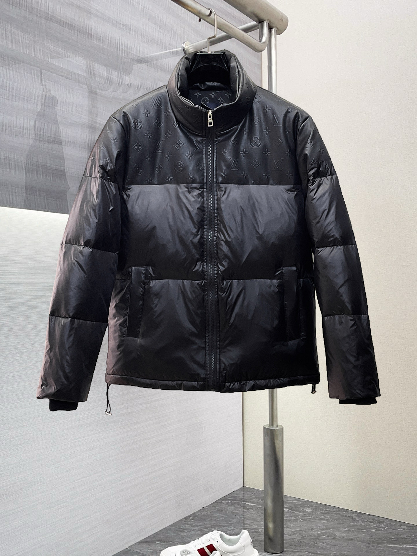 NO:703120,Supporting exchange after the end of the year, LV’s new autumn and winter down jacket is known as the most expensive down jacket in the world, all 90 down. With a classic logo combination, it is full of visual impact at first sight. It has better thermal insulation performance, is light and not heavy, and has good loft recovery after compression, and it can gather heat and lock in temperature!  Personalized color matching design, fresh and energetic!  There are too many versions circulating in the market. In addition to the different fabrics and workmanship, the biggest difference is that the filling is not goose down at all but feather silk or velvet, etc., and it is not easy to distinguish for those who don’t understand. In addition, the fabrics and workmanship are definitely not of the same level. In short, look for us and you will never go astray. All the exclusive full colors are purchased from genuine development. If you understand the quality of our down jackets, you can safely recommend it with your eyes closed. The three standards are complete!  Uniform series for men and women!  Size M-3XL. Maximum wear capacity is 200 pounds, Louis Vuitton, down jacket,19860909支持年后退换, LV 秋冬新款羽绒服.这款号称羽绒服届最贵的,全部90绒的.带着经典的Logo组合搭配,第一眼看到就是满满的视觉冲击,保暖性能更出色,轻便不厚重,且压缩后的蓬松度恢复性好,聚热锁温！个性的拼色设计,清新有活力！市面流通的版本实在太多了,除了面料做工不同外,最大的区别就是填充物根本不是鹅绒而是羽丝或手感绒等等,而不懂的根本不容易区分.另外面料和做工也绝对不是一个级别,总之认准我们,让你绝对不跑偏,独家全色全部购入正版开发,懂我们家羽绒服质量的,完全可以放心闭眼推.三标齐全！男女同款系列！码数M-3XL.最大穿到200斤,,louis vuitton,down jacket,,Men's clothing