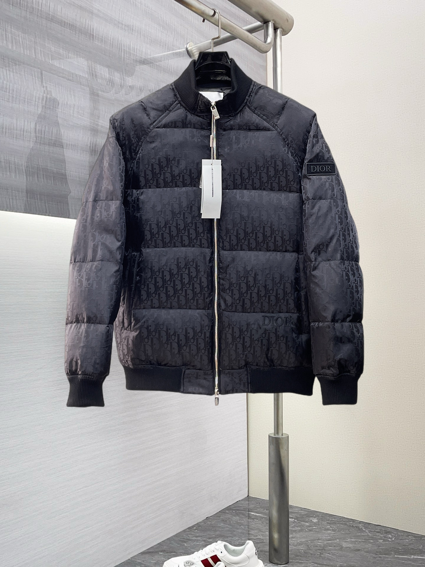 NO:703118,Supporting exchange after the end of the year, Dior's new autumn and winter down jacket. This is known as the most expensive down jacket in the world, all 90 down. With a classic logo combination, it is full of visual impact at first sight. It has better thermal insulation performance, is light and not heavy, and has good loft recovery after compression, and it can gather heat and lock in temperature!  Personalized color matching design, fresh and energetic!  There are too many versions circulating in the market. In addition to the different fabrics and workmanship, the biggest difference is that the filling is not goose down at all but feather silk or velvet, etc., and it is not easy to distinguish for those who don’t understand. In addition, the fabrics and workmanship are definitely not of the same level. In short, look for us and you will never go astray. All the exclusive full colors are purchased from genuine development. If you understand the quality of our down jackets, you can safely recommend it with your eyes closed. The three standards are complete!  Uniform series for men and women!  Size M-3XL. Maximum wear capacity is 200 pounds, dior, down jacket,19860909支持年后退换, 迪奥 秋冬新款羽绒服.这款号称羽绒服届最贵的,全部90绒的.带着经典的Logo组合搭配,第一眼看到就是满满的视觉冲击,保暖性能更出色,轻便不厚重,且压缩后的蓬松度恢复性好,聚热锁温！个性的拼色设计,清新有活力！市面流通的版本实在太多了,除了面料做工不同外,最大的区别就是填充物根本不是鹅绒而是羽丝或手感绒等等,而不懂的根本不容易区分.另外面料和做工也绝对不是一个级别,总之认准我们,让你绝对不跑偏,独家全色全部购入正版开发,懂我们家羽绒服质量的,完全可以放心闭眼推.三标齐全！男女同款系列！码数M-3XL.最大穿到200斤,,dior,down jacket,,Men's clothing