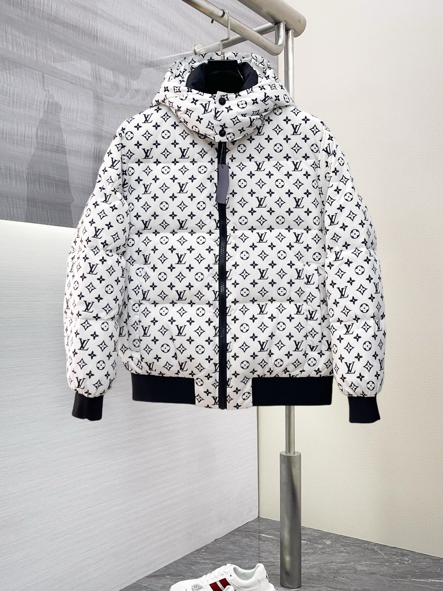 NO:703128,Supporting exchange after the end of the year, LV’s new autumn and winter down jacket is known as the most expensive down jacket in the world, all 90 down. With a classic logo combination, it is full of visual impact at first sight. It has better thermal insulation performance, is light and not heavy, and has good loft recovery after compression, and it can gather heat and lock in temperature!  Personalized color matching design, fresh and energetic!  There are too many versions circulating in the market. In addition to the different fabrics and workmanship, the biggest difference is that the filling is not goose down at all but feather silk or velvet, etc., and it is not easy to distinguish for those who don’t understand. In addition, the fabrics and workmanship are definitely not of the same level. In short, look for us and you will never go astray. All the exclusive full colors are purchased from genuine development. If you understand the quality of our down jackets, you can safely recommend it with your eyes closed. The three standards are complete!  Uniform series for men and women!  Size M-3XL. Maximum wear capacity is 200 pounds, Louis Vuitton, down jacket,19860909支持年后退换, LV 秋冬新款羽绒服.这款号称羽绒服届最贵的,全部90绒的.带着经典的Logo组合搭配,第一眼看到就是满满的视觉冲击,保暖性能更出色,轻便不厚重,且压缩后的蓬松度恢复性好,聚热锁温！个性的拼色设计,清新有活力！市面流通的版本实在太多了,除了面料做工不同外,最大的区别就是填充物根本不是鹅绒而是羽丝或手感绒等等,而不懂的根本不容易区分.另外面料和做工也绝对不是一个级别,总之认准我们,让你绝对不跑偏,独家全色全部购入正版开发,懂我们家羽绒服质量的,完全可以放心闭眼推.三标齐全！男女同款系列！码数M-3XL.最大穿到200斤,,louis vuitton,down jacket,,Men's clothing