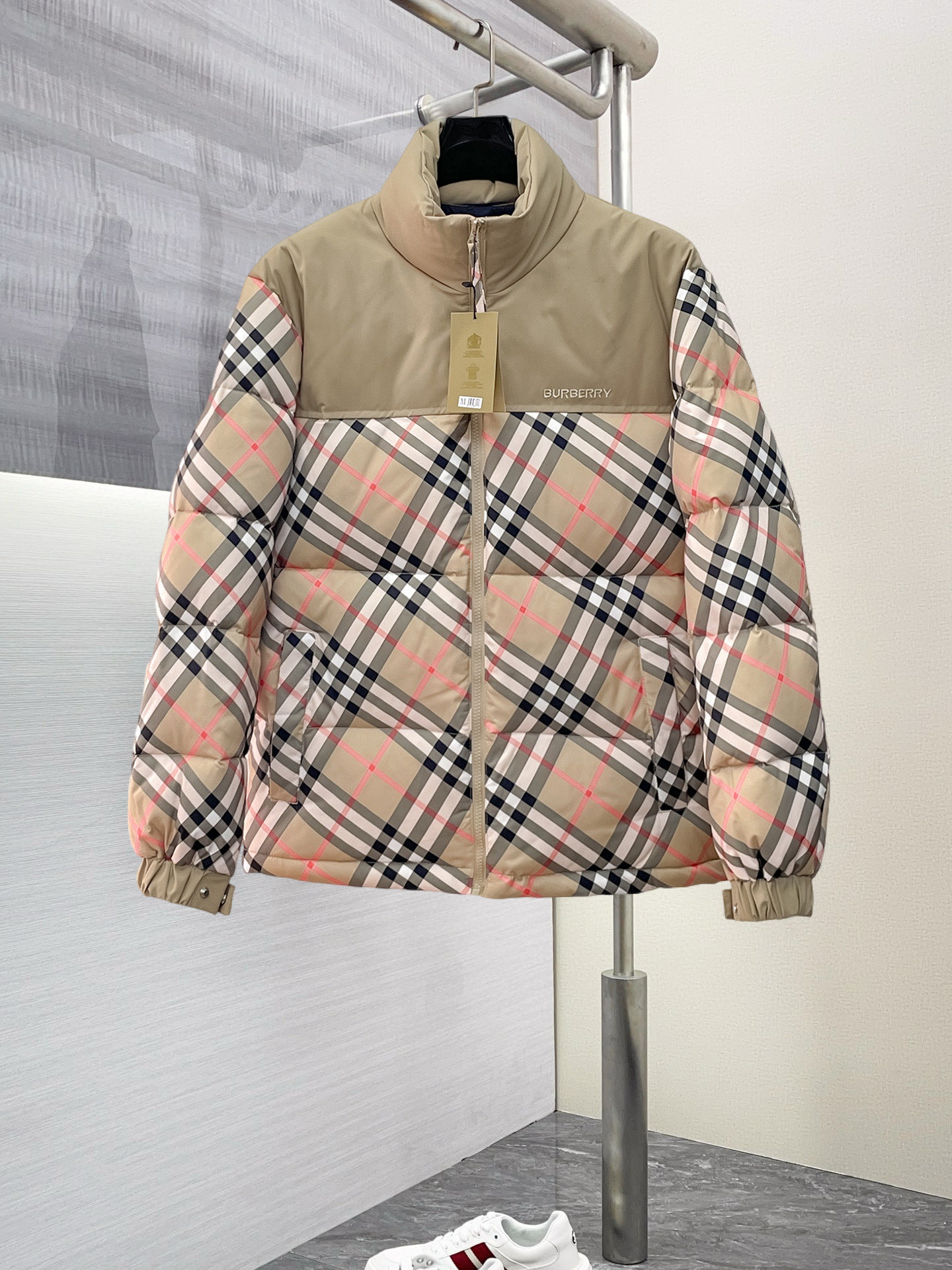 NO:703134,Supporting exchange after the end of the year, Burberry's new autumn and winter down jacket. This is known as the most expensive down jacket in the world, all 90 down. With a classic logo combination, it is full of visual impact at first sight. It has better thermal insulation performance, is light and not heavy, and has good loft recovery after compression, and it can gather heat and lock in temperature!  Personalized color matching design, fresh and energetic!  There are too many versions circulating in the market. In addition to the different fabrics and workmanship, the biggest difference is that the filling is not goose down at all but feather silk or velvet, etc., and it is not easy to distinguish for those who don’t understand. In addition, the fabrics and workmanship are definitely not of the same level. In short, look for us and you will never go astray. All the exclusive full colors are purchased from genuine development. If you understand the quality of our down jackets, you can safely recommend it with your eyes closed. The three standards are complete!  Uniform series for men and women!  Size M-3XL. Can be worn up to 200 pounds, burberry, down jacket,19860909支持年后退换, 巴宝莉 秋冬新款羽绒服.这款号称羽绒服届最贵的,全部90绒的.带着经典的Logo组合搭配,第一眼看到就是满满的视觉冲击,保暖性能更出色,轻便不厚重,且压缩后的蓬松度恢复性好,聚热锁温！个性的拼色设计,清新有活力！市面流通的版本实在太多了,除了面料做工不同外,最大的区别就是填充物根本不是鹅绒而是羽丝或手感绒等等,而不懂的根本不容易区分.另外面料和做工也绝对不是一个级别,总之认准我们,让你绝对不跑偏,独家全色全部购入正版开发,懂我们家羽绒服质量的,完全可以放心闭眼推.三标齐全！男女同款系列！码数M-3XL.最大穿到200斤,,burberry,down jacket,,Men's clothing