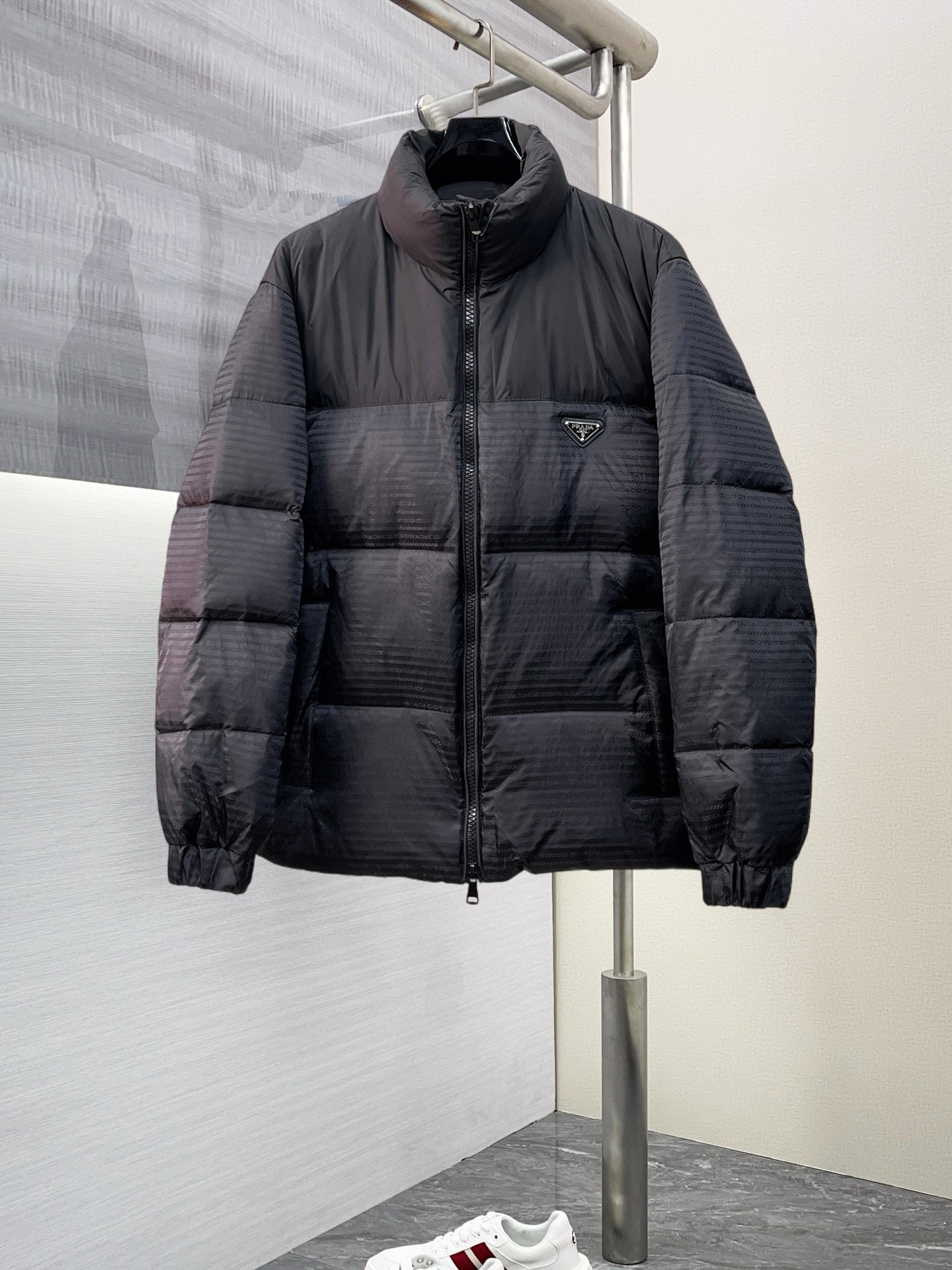 NO:703105,Supporting exchange after the end of the year, Prada's new autumn and winter down jacket. This is known as the most expensive down jacket in the world, all 90 down. With a classic logo combination, it is full of visual impact at first sight. It has better thermal insulation performance, is light and not heavy, and has good loft recovery after compression, and it can gather heat and lock in temperature!  Personalized color matching design, fresh and energetic!  There are too many versions circulating in the market. In addition to the different fabrics and workmanship, the biggest difference is that the filling is not goose down at all but feather silk or velvet, etc., and it is not easy to distinguish for those who don’t understand. In addition, the fabrics and workmanship are definitely not of the same level. In short, look for us and you will never go astray. All the exclusive full colors are purchased from genuine development. If you understand the quality of our down jackets, you can safely recommend it with your eyes closed. The three standards are complete!  Uniform series for men and women!  Size M-3XL. Maximum wear is 200 pounds, prada, down jacket,19860909支持年后退换, 普拉达 秋冬新款羽绒服.这款号称羽绒服届最贵的,全部90绒的.带着经典的Logo组合搭配,第一眼看到就是满满的视觉冲击,保暖性能更出色,轻便不厚重,且压缩后的蓬松度恢复性好,聚热锁温！个性的拼色设计,清新有活力！市面流通的版本实在太多了,除了面料做工不同外,最大的区别就是填充物根本不是鹅绒而是羽丝或手感绒等等,而不懂的根本不容易区分.另外面料和做工也绝对不是一个级别,总之认准我们,让你绝对不跑偏,独家全色全部购入正版开发,懂我们家羽绒服质量的,完全可以放心闭眼推.三标齐全！男女同款系列！码数M-3XL.最大穿到200斤,,prada,down jacket,,Men's clothing