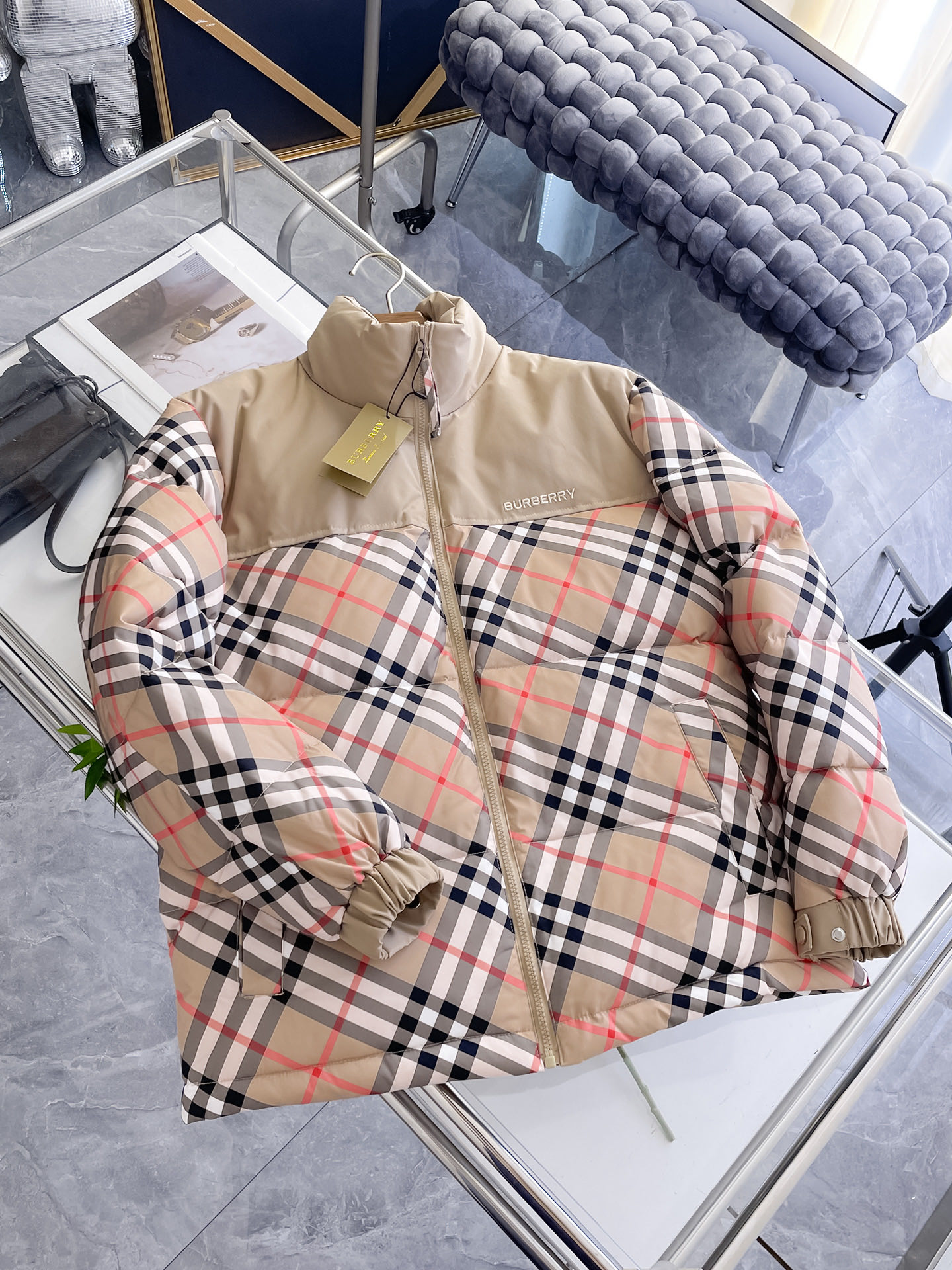 NO:732088,Burberry 2025 new autumn and winter down jacket. Original 1:1 customized hardware accessories, all imported and original customization. Welcome to compare at the counter. Absolutely high quality. Made of top-grade 95 down. Super soft. Full and fluffy. Super heavy fabric. Perfect workmanship. Pay attention to the fabric. Super comfortable. Exclusive model. Non-market product. A1. Same size for men and women. M ~ XXXL,, burberry, down jacket,19860909巴宝莉 2025秋冬新款羽绒服 原版1:1订制五金配件全进口原版定制 欢迎专柜对比 绝对的高品质 采用顶级95绒 超柔软 充羽量蓬松饱满 超级重面料做工杠杠的版型完美 注意面料超舒服 独家款 非市场货 A1 男女同款尺码M ～XXXL,,burberry,down jacket,,Men's clothing