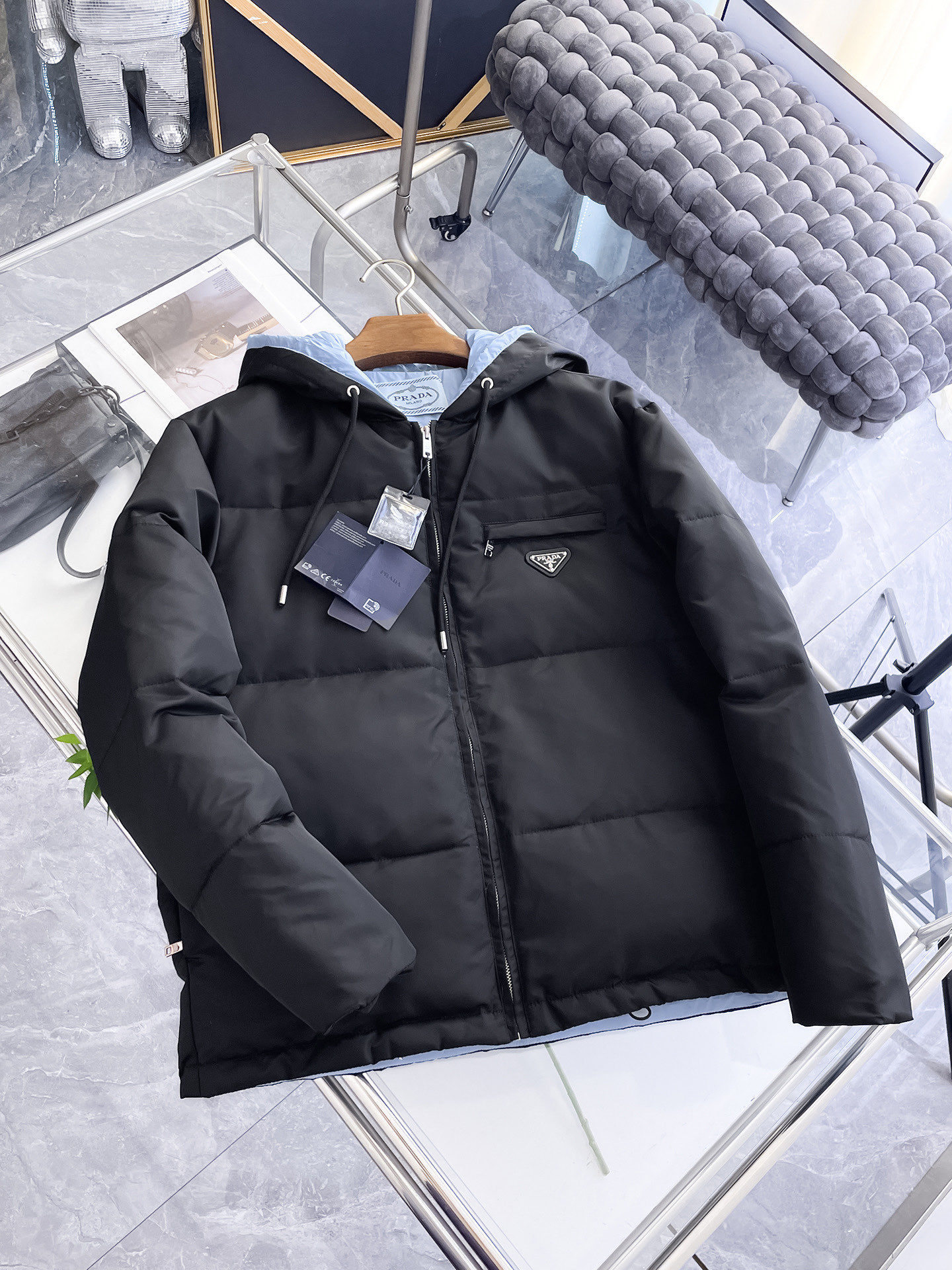 NO:732116,Prada 2025 new autumn and winter down jacket. Original 1:1 customized hardware accessories, all imported and original customization. Welcome to compare at the counter. Absolutely high quality. Made of top-grade 95 velvet. Super soft. Filled with feathers and fluffy. Super heavy fabrics with perfect workmanship. Pay attention to the fabrics are super comfortable. Exclusive model. Non-market goods. A1. Same size for men and women. M ~ XXXL,, prada, down jacket,19860909普拉达 2025秋冬新款羽绒服 原版1:1订制五金配件全进口原版定制 欢迎专柜对比 绝对的高品质 采用顶级95绒 超柔软 充羽量蓬松饱满 超级重面料做工杠杠的版型完美 注意面料超舒服 独家款 非市场货 A1 男女同款尺码M ～XXXL,,prada,down jacket,,Men's clothing