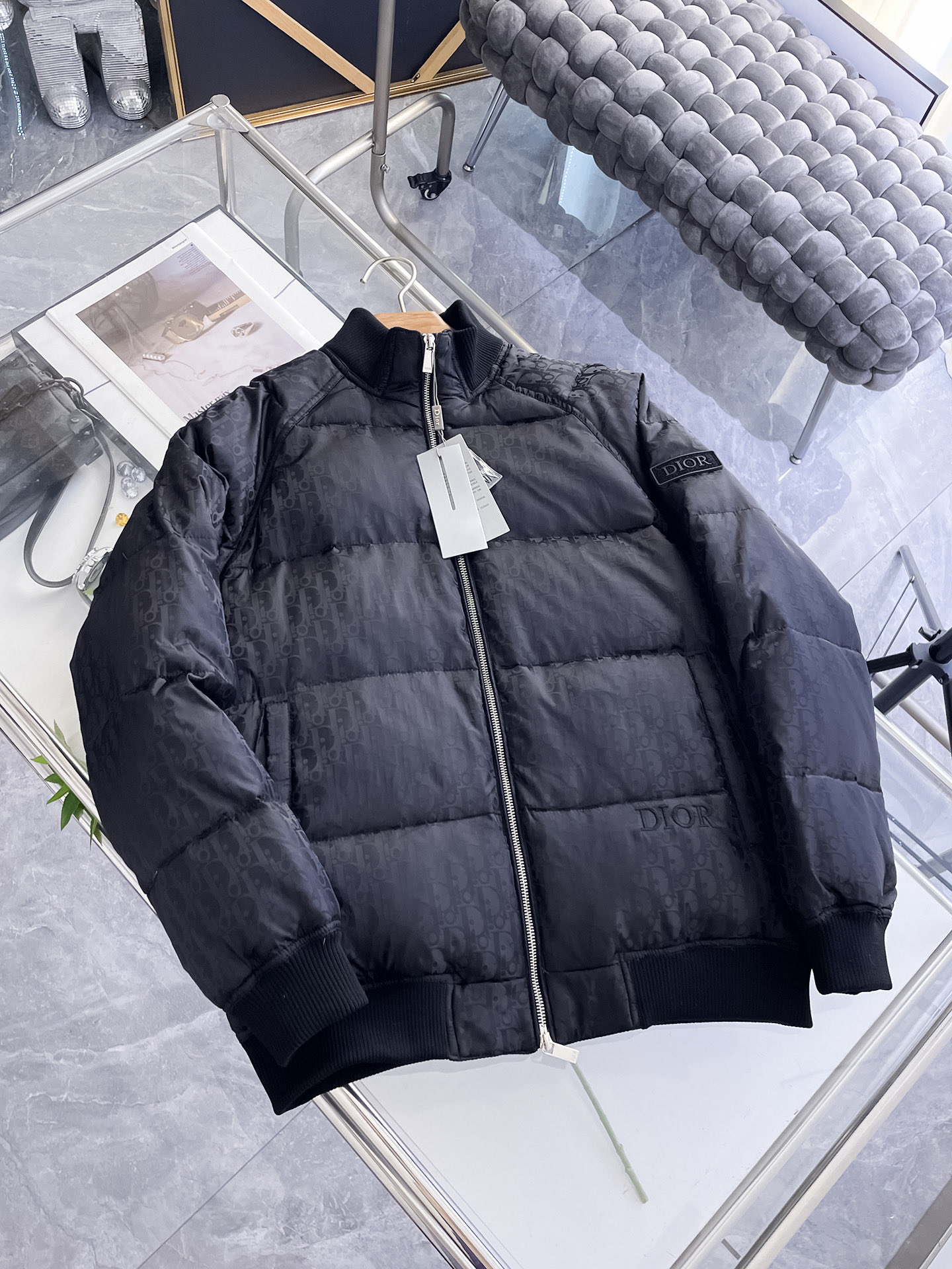 NO:732120,Dior 2025 autumn and winter new down jacket. Original 1:1 customized hardware accessories, all imported and original customization. Welcome to compare at the counter. Absolutely high quality. Made of top-grade 95 down. Super soft. Filled with feathers and fluffy. Super heavy fabrics with perfect workmanship. Pay attention to the fabrics are super comfortable. Exclusive model. Non-market goods. A1. Same size for men and women. M ~XXXL, dior, down jacket,19860909迪奥 2025秋冬新款羽绒服 原版1:1订制五金配件全进口原版定制 欢迎专柜对比 绝对的高品质 采用顶级95绒 超柔软 充羽量蓬松饱满 超级重面料做工杠杠的版型完美 注意面料超舒服 独家款 非市场货 A1 男女同款尺码M ～XXXL,,dior,down jacket,,Men's clothing